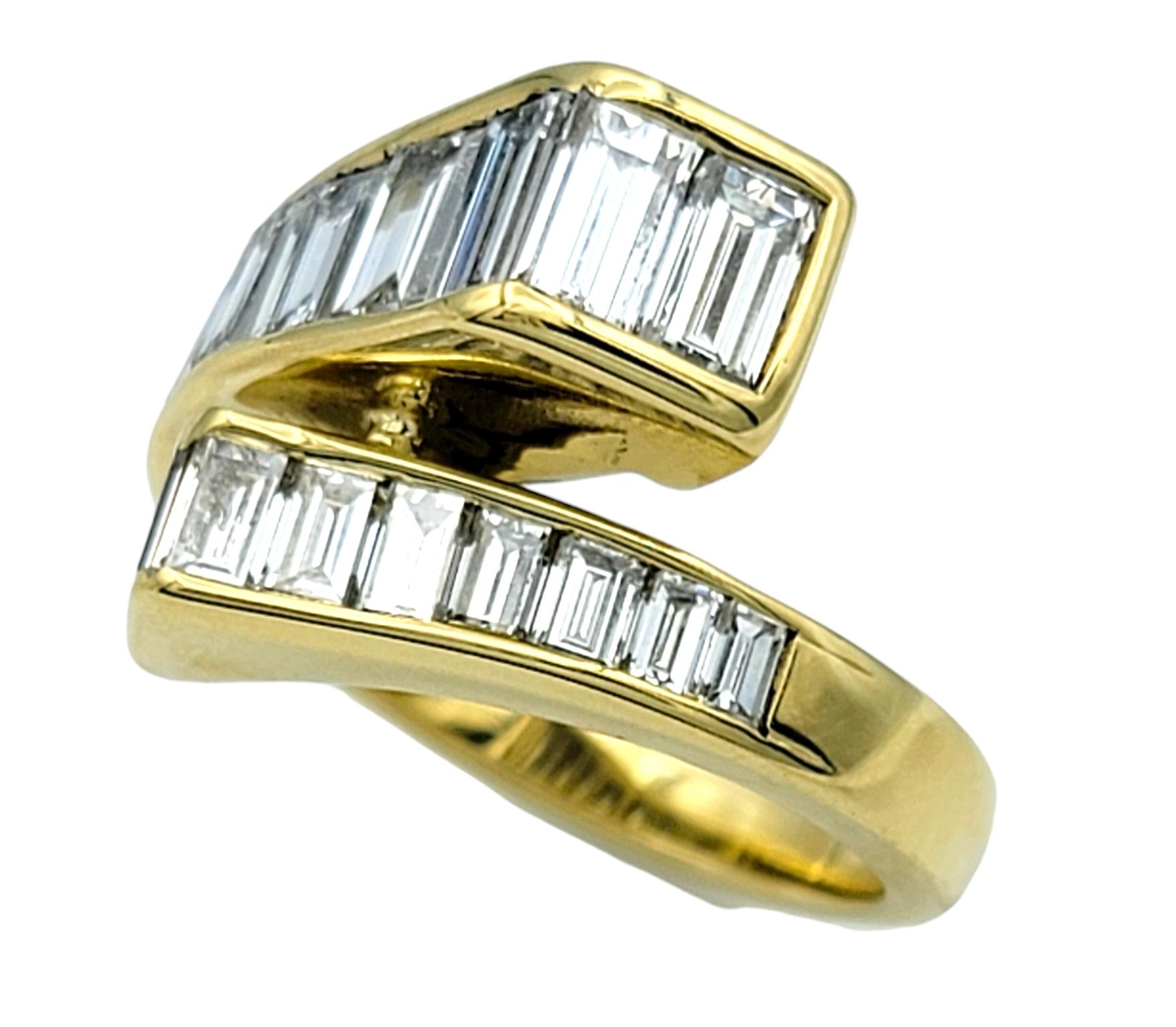 Taille de l'anneau : 7 

Entrez dans l'élégance raffinée avec cette exquise bague à diamant baguette, un chef-d'œuvre de design moderne et de luxe intemporel. La bague présente un superbe arrangement de diamants de taille baguette, sertis en canal
