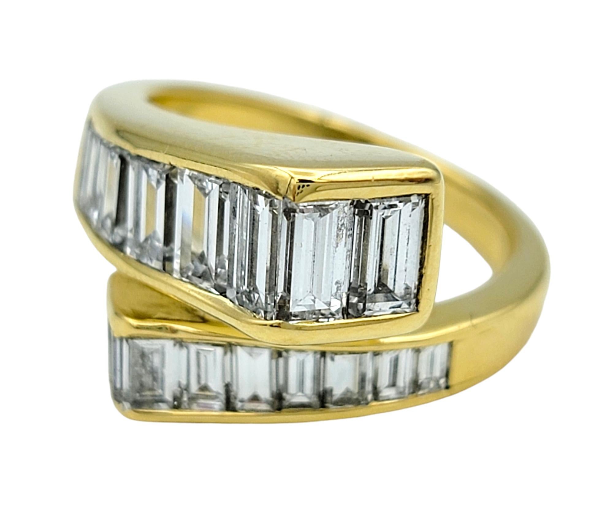 Contemporain Bague bypass en or jaune 18 carats sertie de diamants baguettes de 2,40 carats en vente