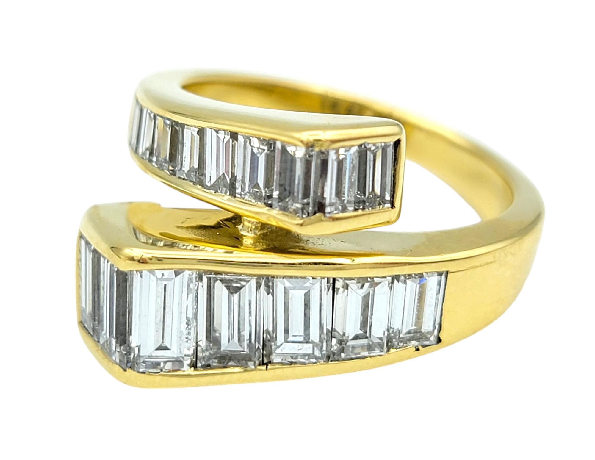 Taille baguette Bague bypass en or jaune 18 carats sertie de diamants baguettes de 2,40 carats en vente