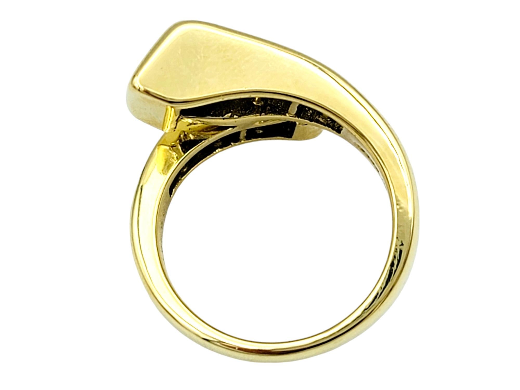 Bague bypass en or jaune 18 carats sertie de diamants baguettes de 2,40 carats Pour femmes en vente