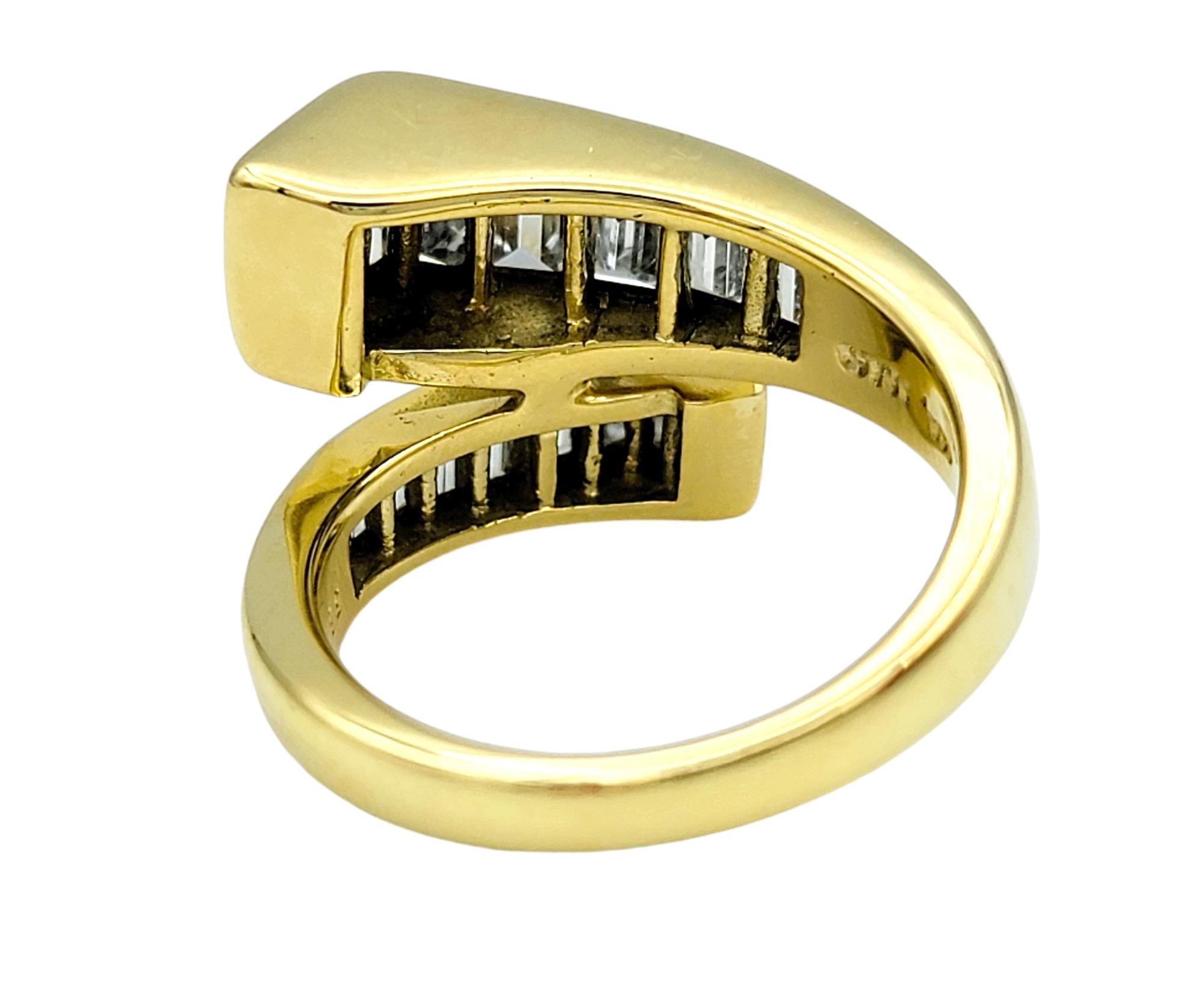 Bague bypass en or jaune 18 carats sertie de diamants baguettes de 2,40 carats en vente 1