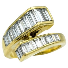 Anillo de oro amarillo de 18 quilates con diamantes baguette en canal de 2,40 quilates