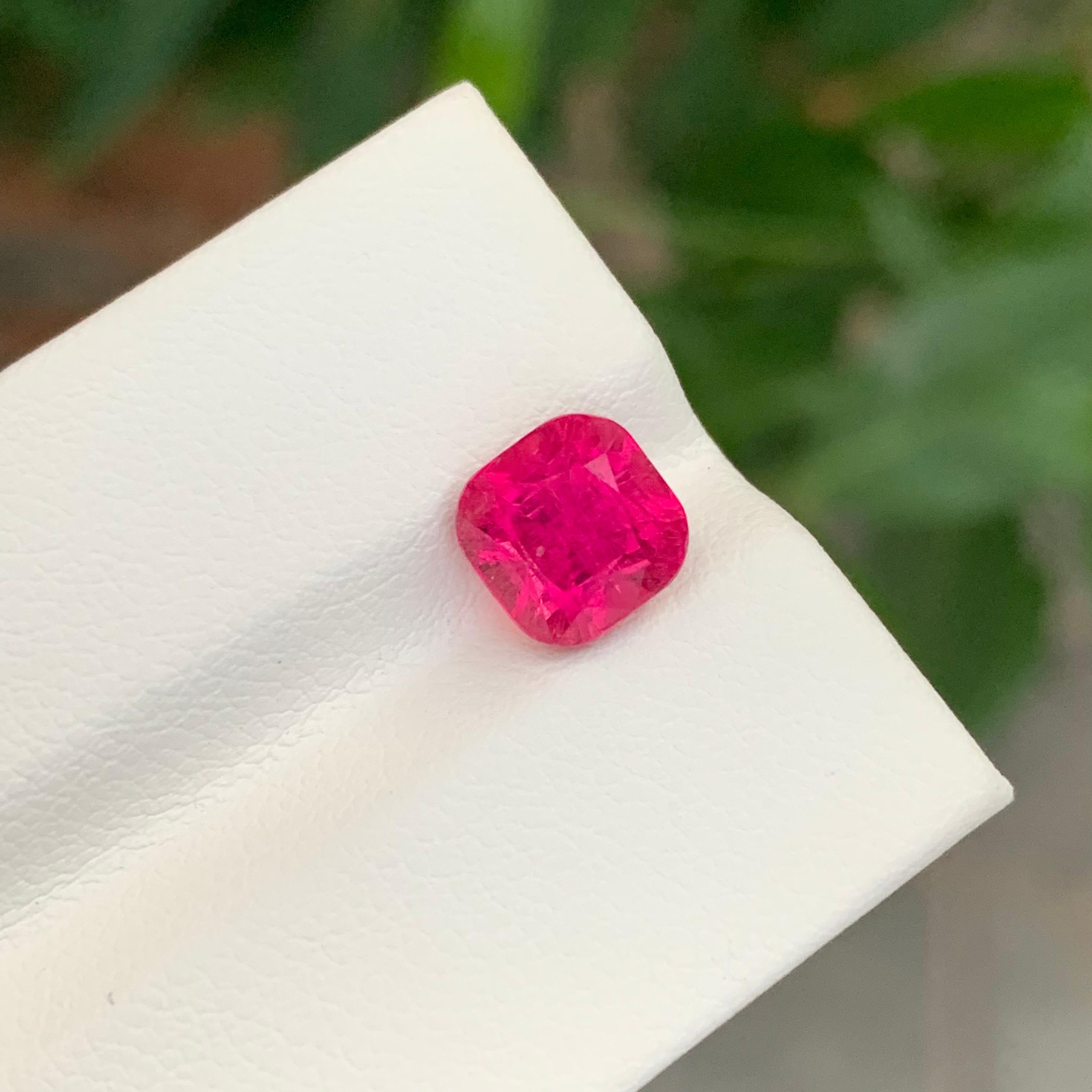 Turmalina rubelita facetada

Peso: 2,40 quilates
Dimensión: 7,4 x 7,4 x 6,4 Mm
Color: Rosa 
Tratamiento: No
Certificado: A petición del cliente
Forma: Cuadrada 


La turmalina es una piedra preciosa cautivadora conocida por su notable variedad de