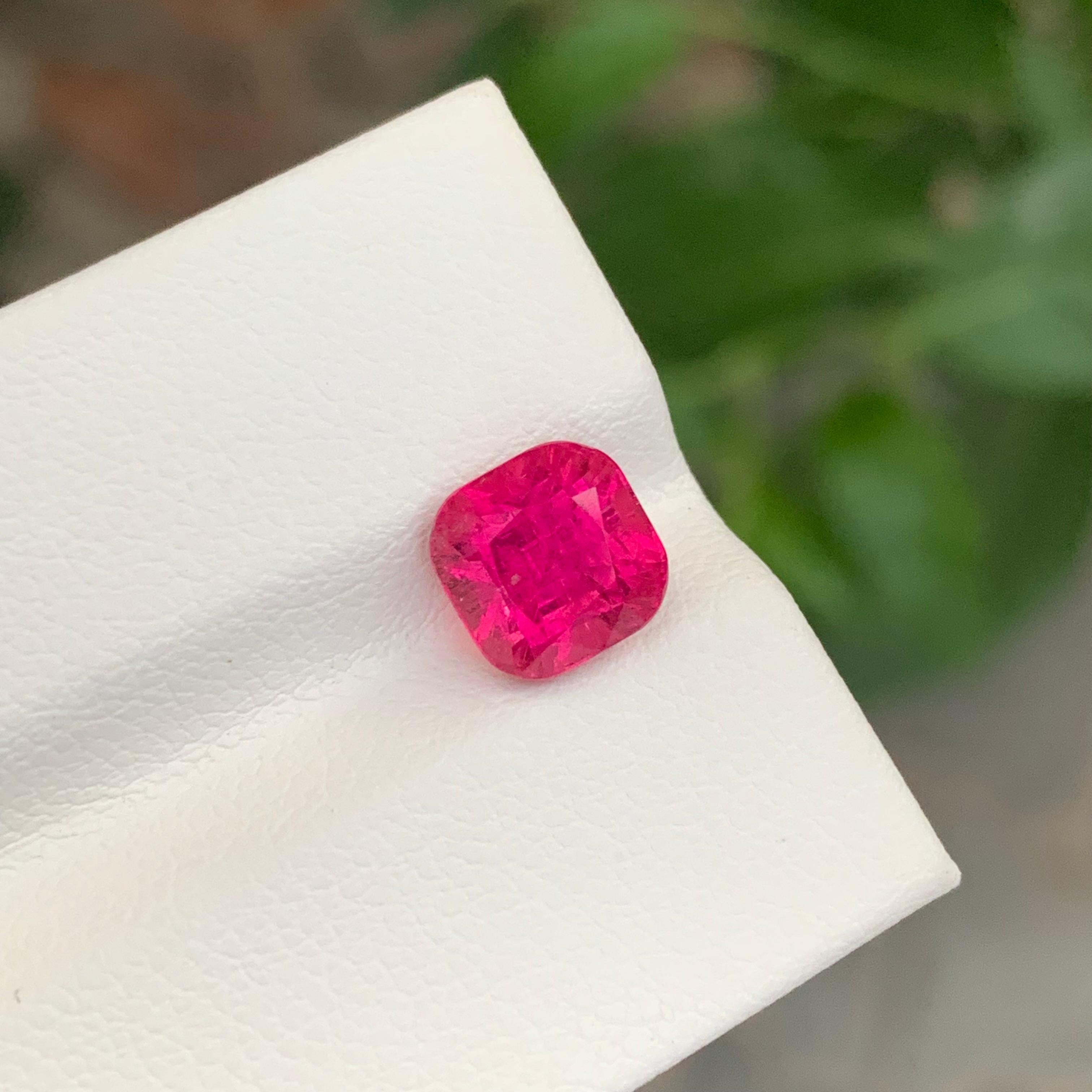 Elegante Turmalina Rubelita Suelta de 2,40 Quilates Corte cuadrado en venta