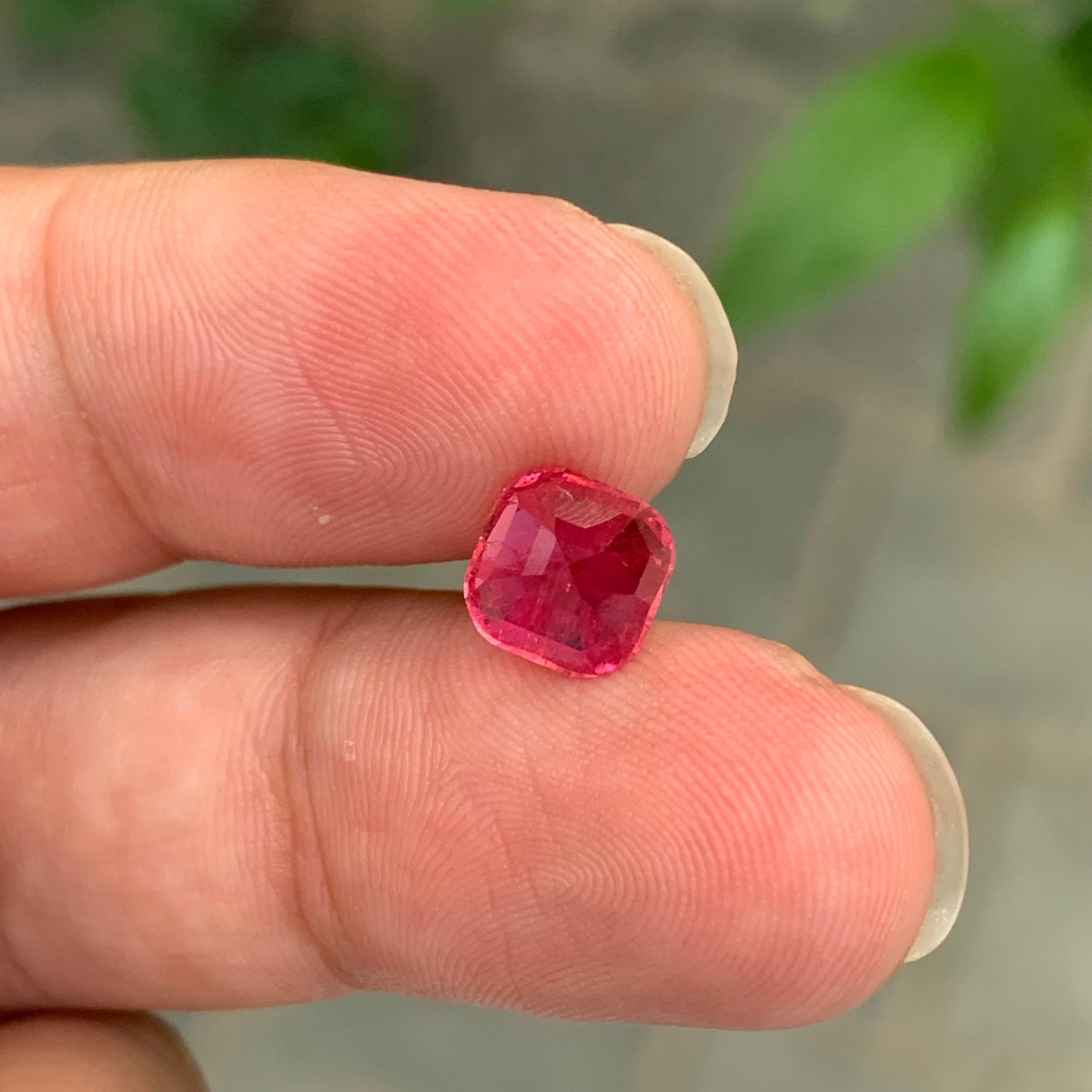 Elegante Turmalina Rubelita Suelta de 2,40 Quilates en venta 1