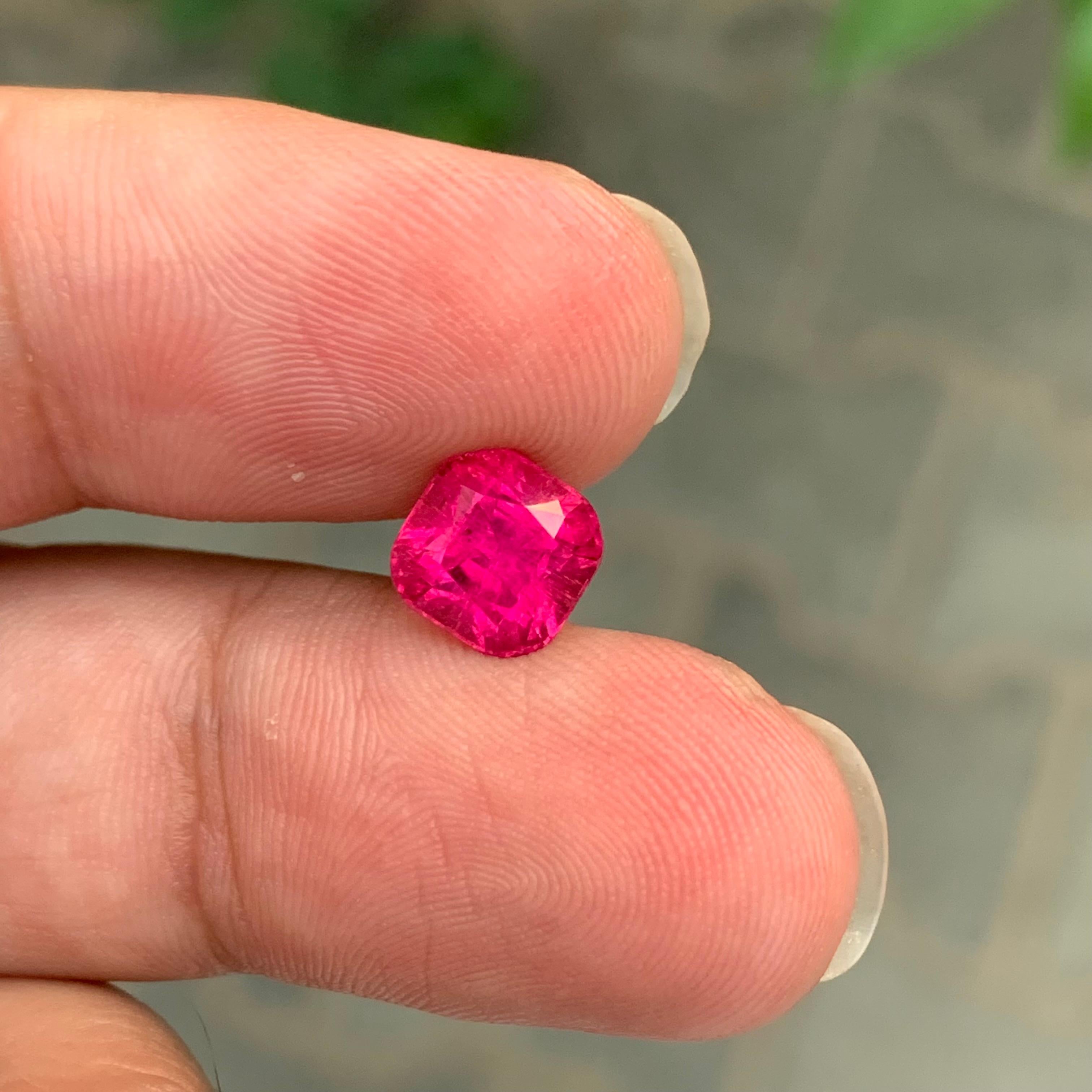 Elegante Turmalina Rubelita Suelta de 2,40 Quilates en venta 2