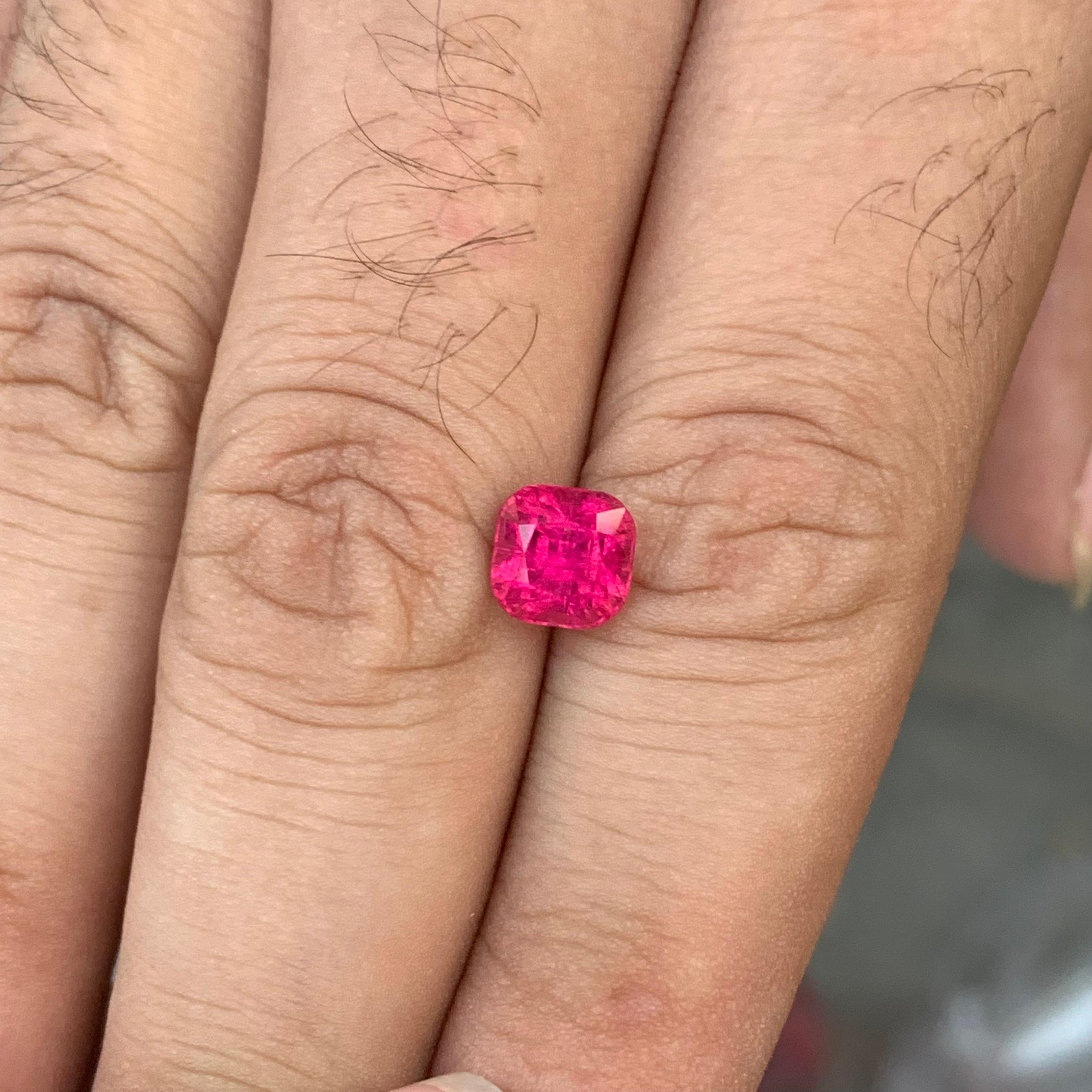 Elegante Turmalina Rubelita Suelta de 2,40 Quilates en venta 3