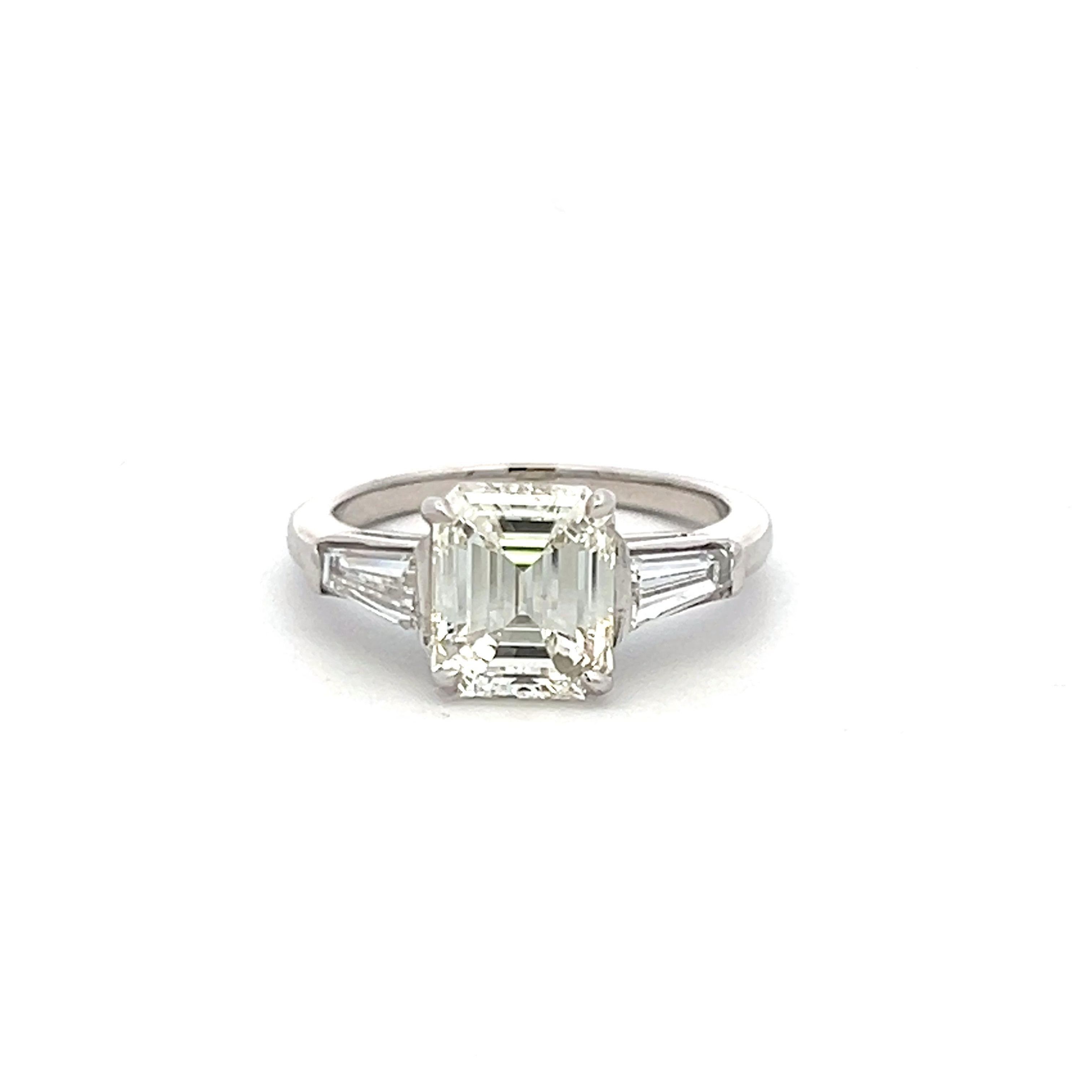 Titolo:
Anello di fidanzamento in platino da 2,40 carati con taglio smeraldo K SI1 e diamante a forma di baguette I VS2


Stile:
Fidanzamento


Metallo:
Platino


Gemma 1:
Diamante da 2.1 carati


Numero di