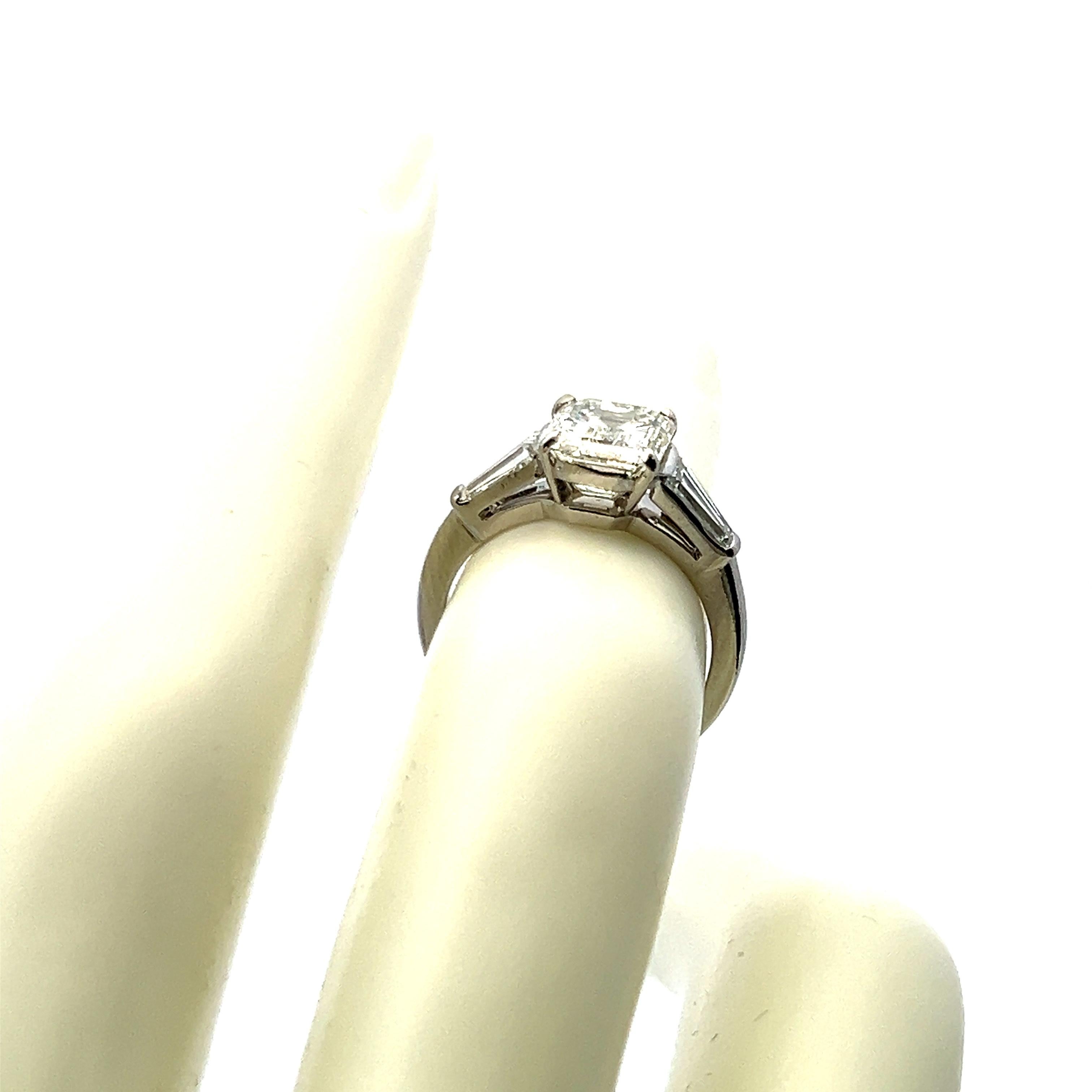 Taglio smeraldo Anello di fidanzamento in platino con diamante a forma di smeraldo e baguette da 2,40 carati in vendita