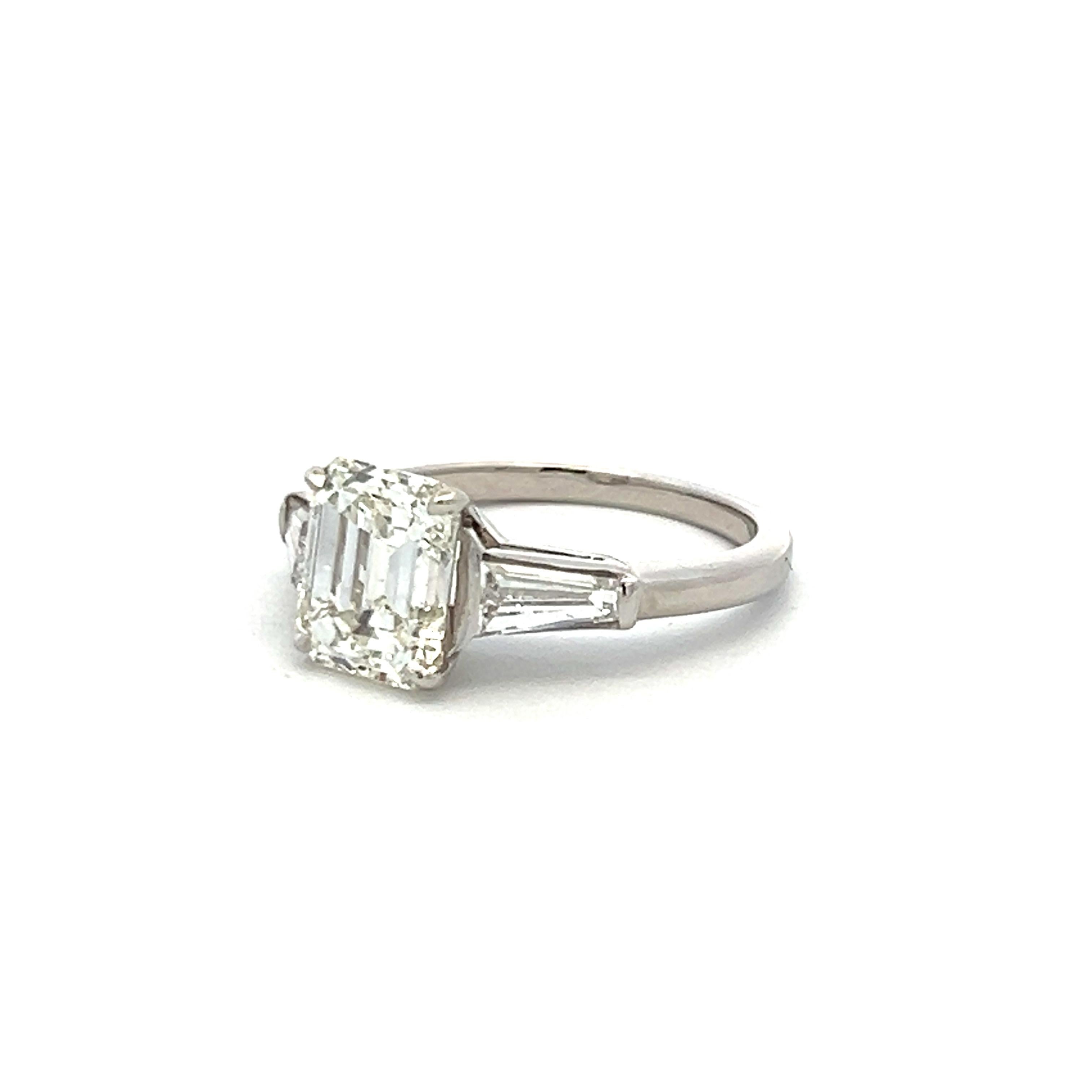 Anello di fidanzamento in platino con diamante a forma di smeraldo e baguette da 2,40 carati In condizioni buone in vendita a New York, NY