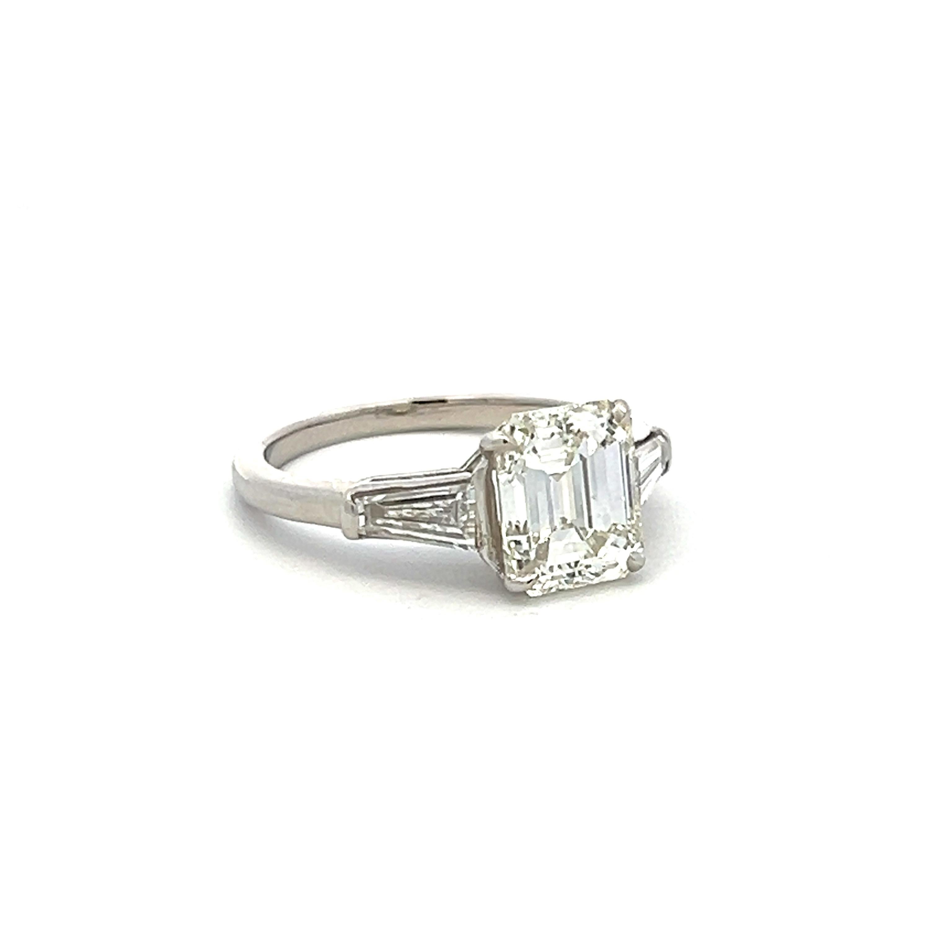 Donna Anello di fidanzamento in platino con diamante a forma di smeraldo e baguette da 2,40 carati in vendita