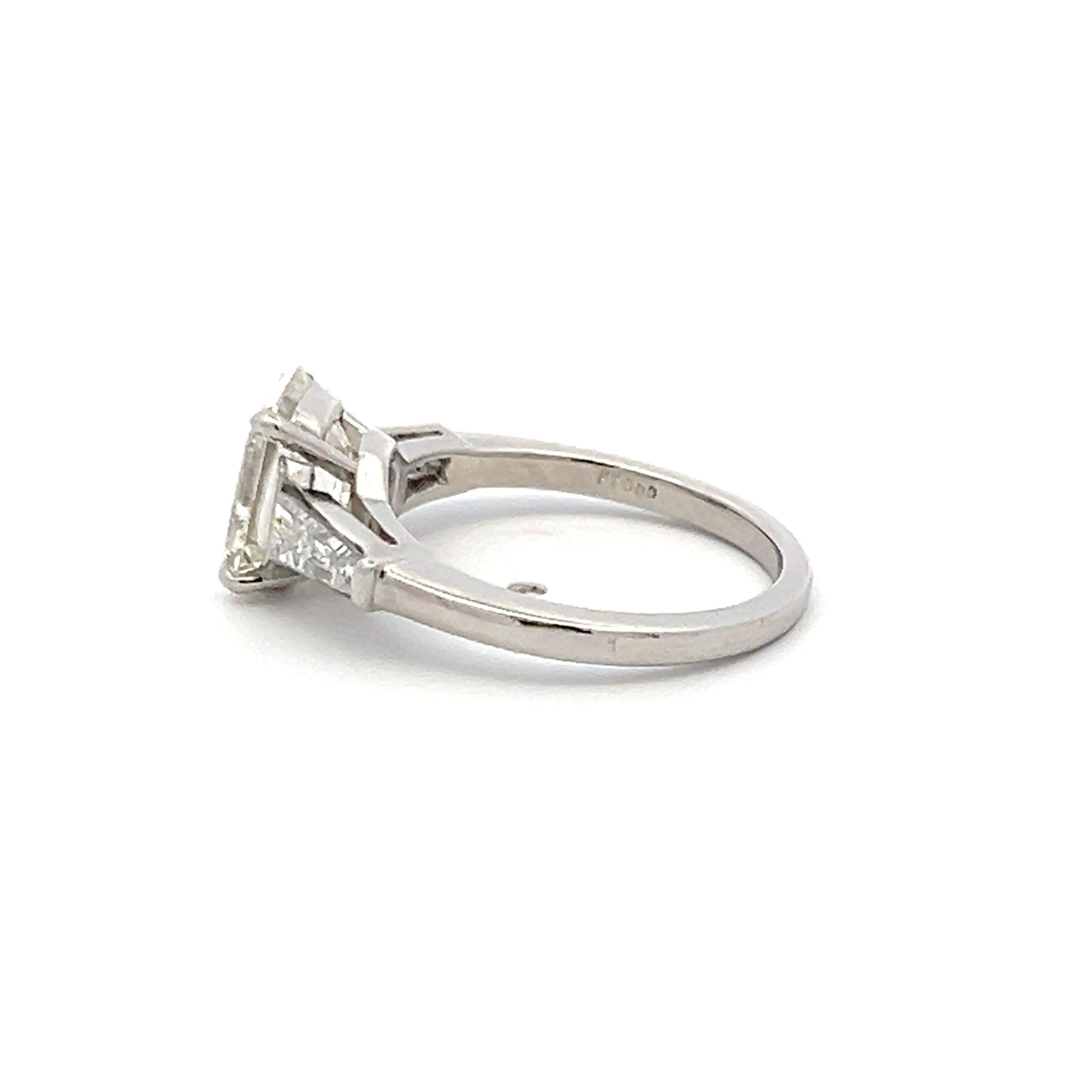 Anello di fidanzamento in platino con diamante a forma di smeraldo e baguette da 2,40 carati in vendita 1