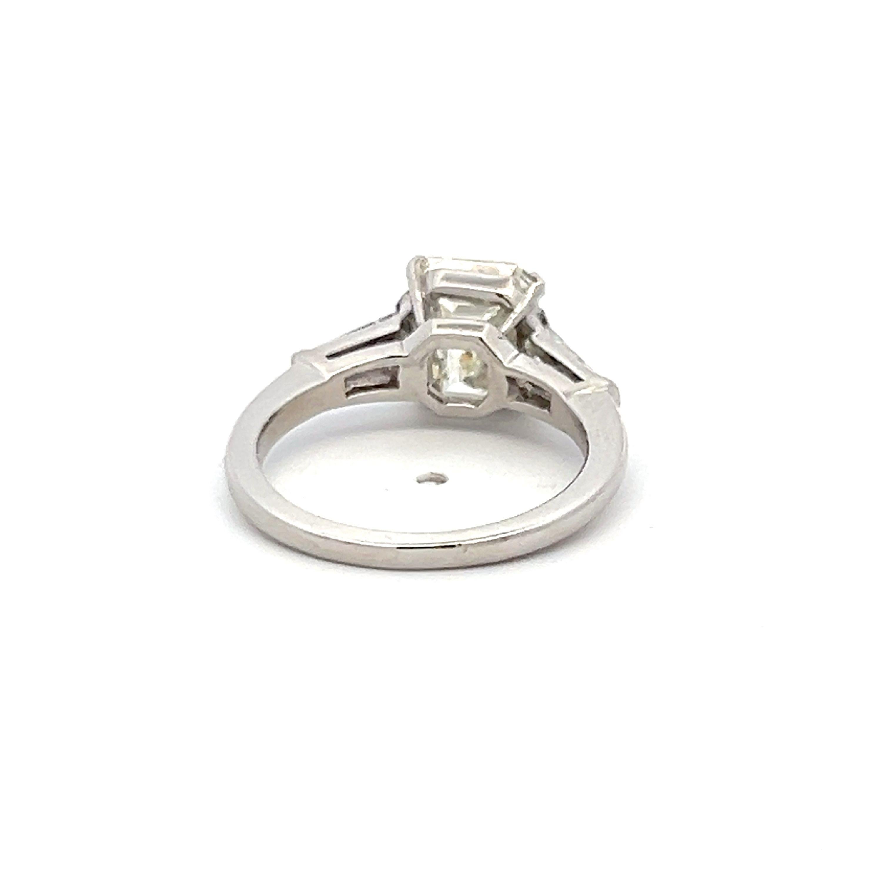 Anello di fidanzamento in platino con diamante a forma di smeraldo e baguette da 2,40 carati in vendita 2