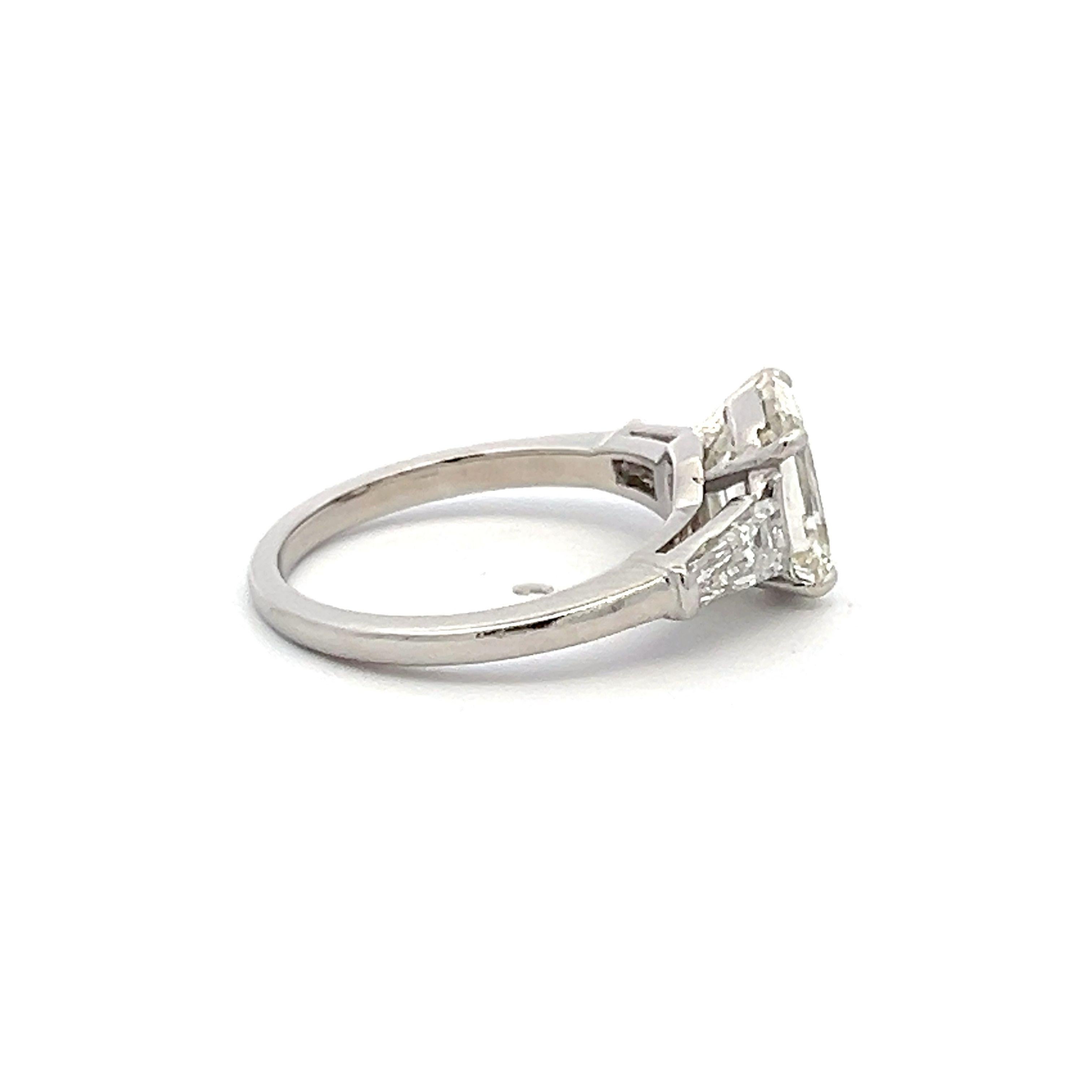 Anello di fidanzamento in platino con diamante a forma di smeraldo e baguette da 2,40 carati in vendita 3