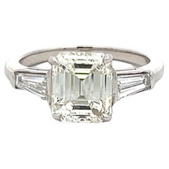 Anillo de compromiso en platino con diamantes en forma de esmeralda y baguette de 2,40 quilates