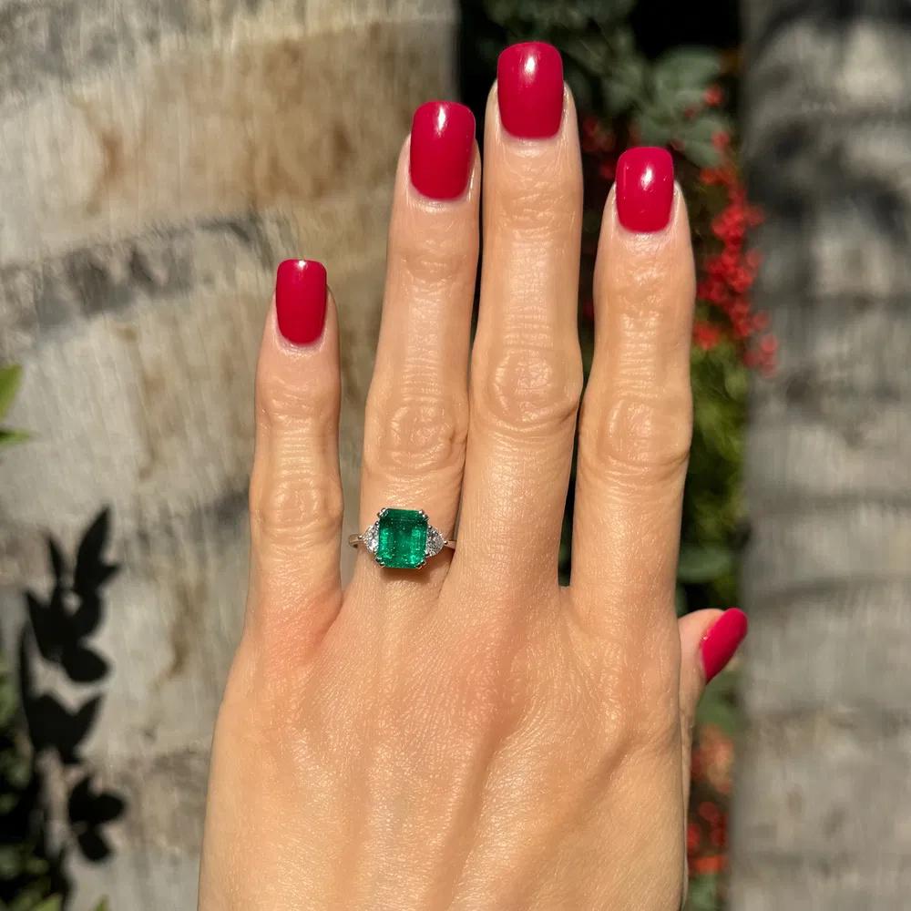 Moderniste Bague en or à 3 pierres avec émeraude de 2,40 carats et diamant en forme de cœur en vente