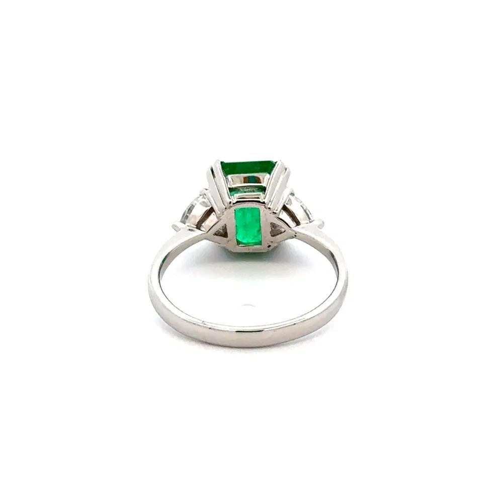 Bague en or à 3 pierres avec émeraude de 2,40 carats et diamant en forme de cœur Pour femmes en vente