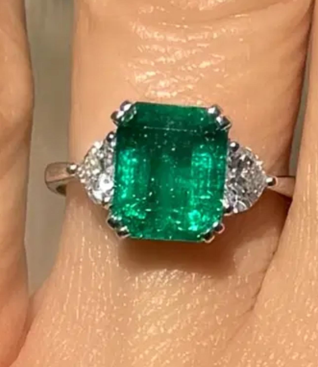 Bague en or à 3 pierres avec émeraude de 2,40 carats et diamant en forme de cœur Excellent état - En vente à Montreal, QC