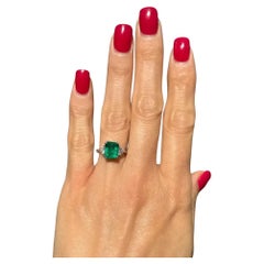 2,40 Karat Smaragd und Herz Diamant 3 Stein Gold Statement-Ring