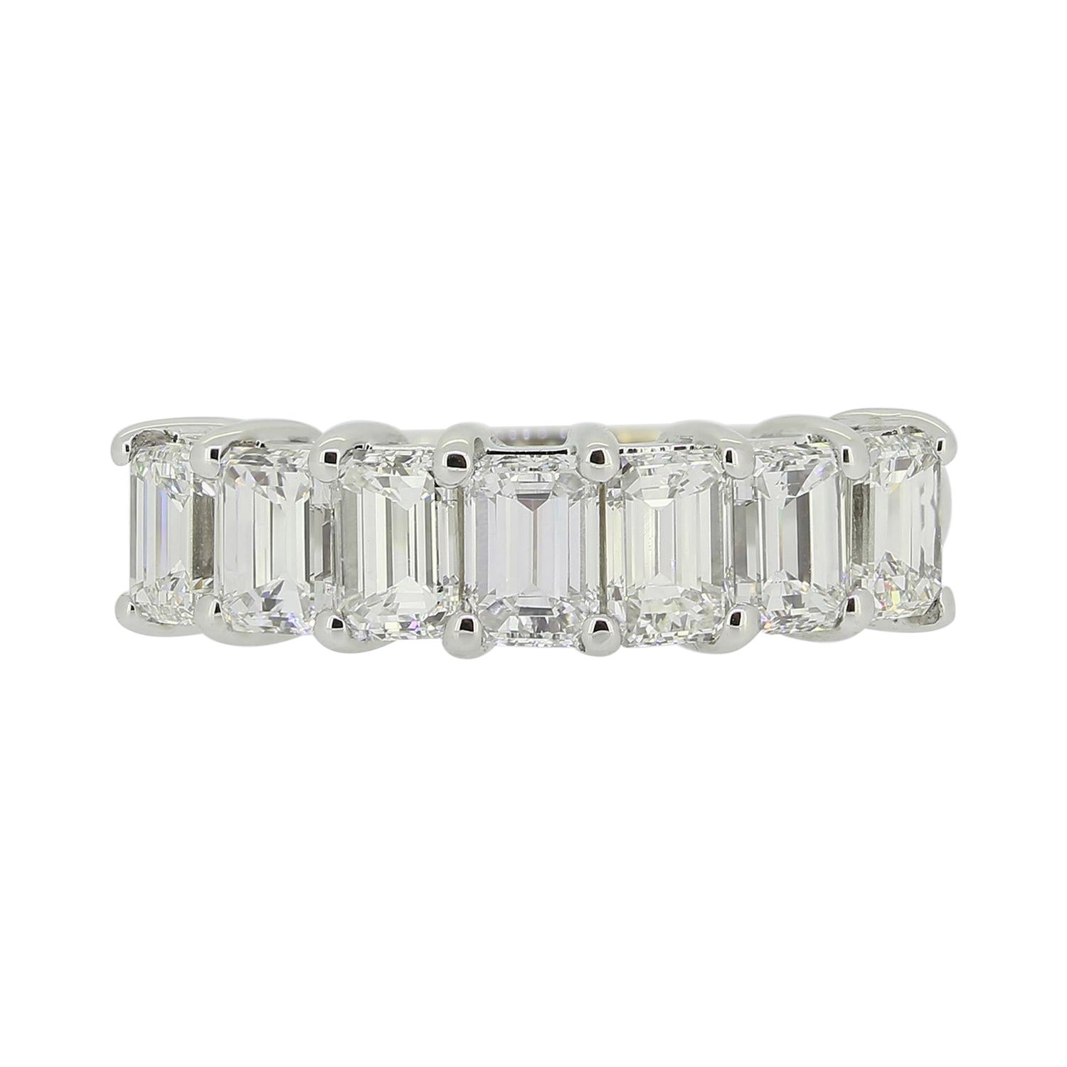 2,40 Karat Diamantring mit Smaragdschliff und sieben Steinen
