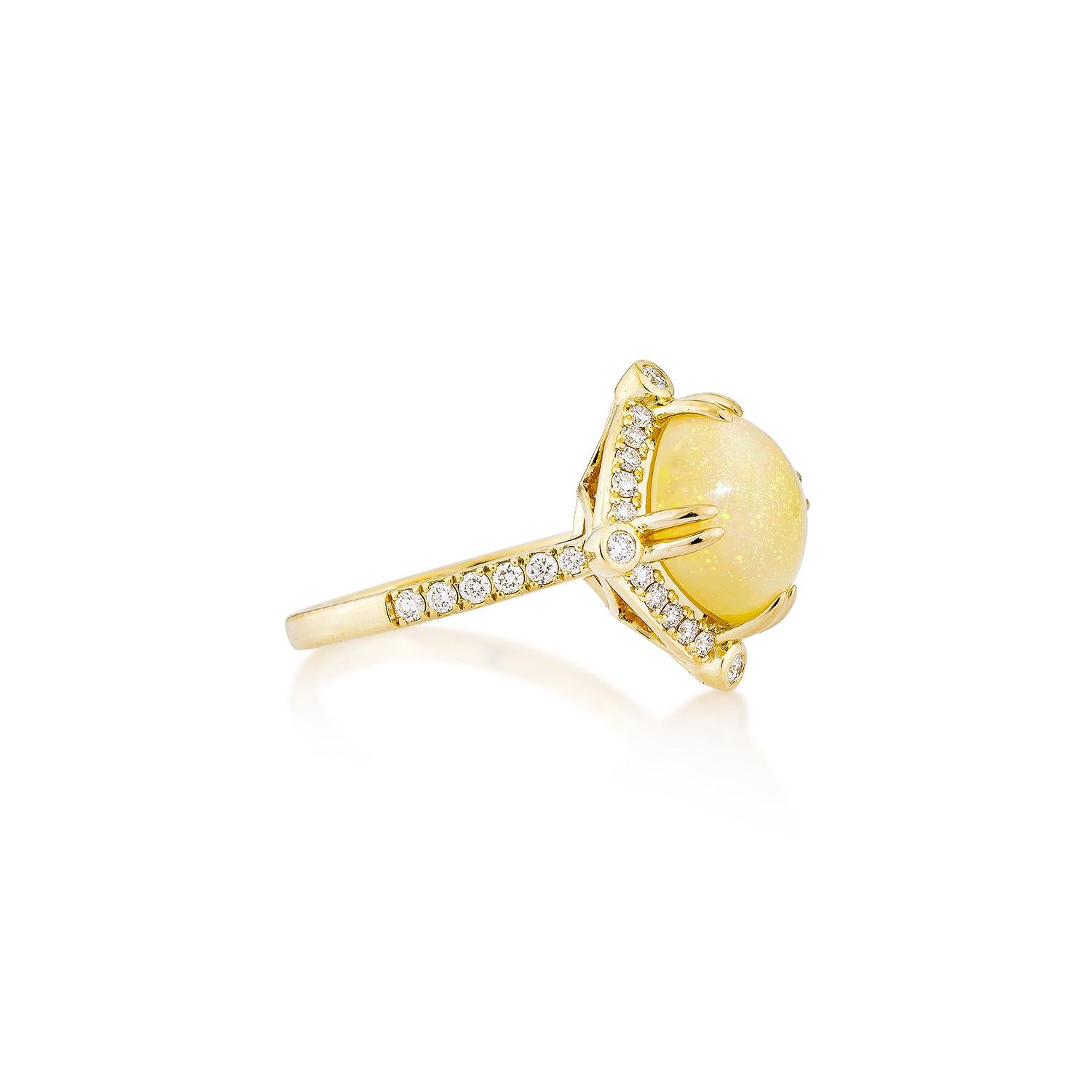 Sunita Nahata präsentiert einen atemberaubenden Ring aus einem äthiopischen Opal-Cabochon, der mit weißen Diamanten verziert ist. Dieser Edelstein, der für seine historische Bedeutung bekannt ist, soll Glück, Schutz und göttliche Hoffnung bringen.