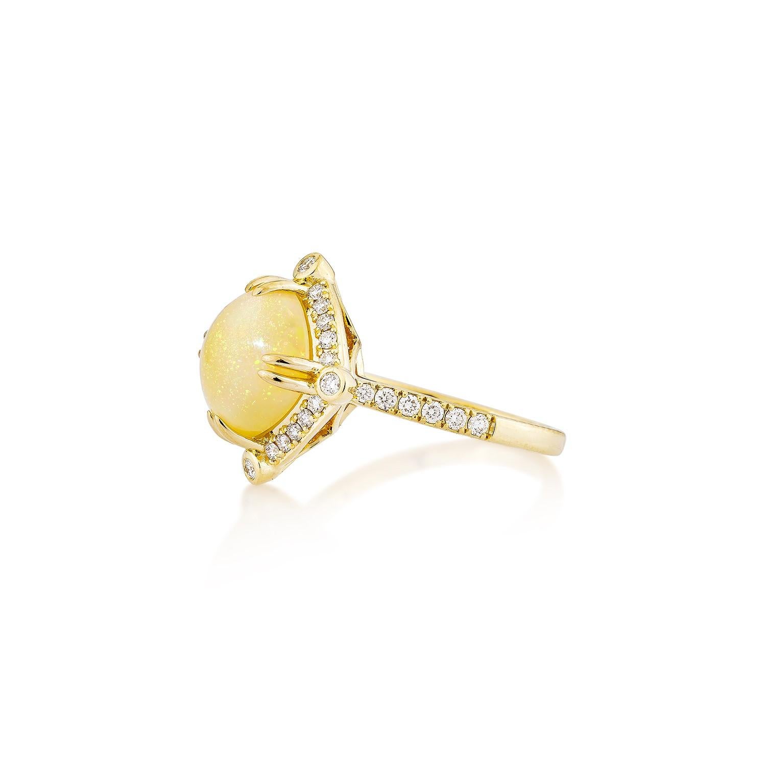 Sunita Nahata 2,40 Karat äthiopischer Opal Fancy Ring in 18KYG mit weißem Diamant. (Kissenschliff) im Angebot
