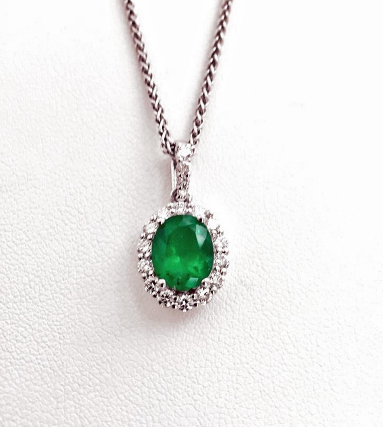 Contemporary 2.40 Carat Natural Colombian Emerald Diamond Pendant Necklace 14 Karat