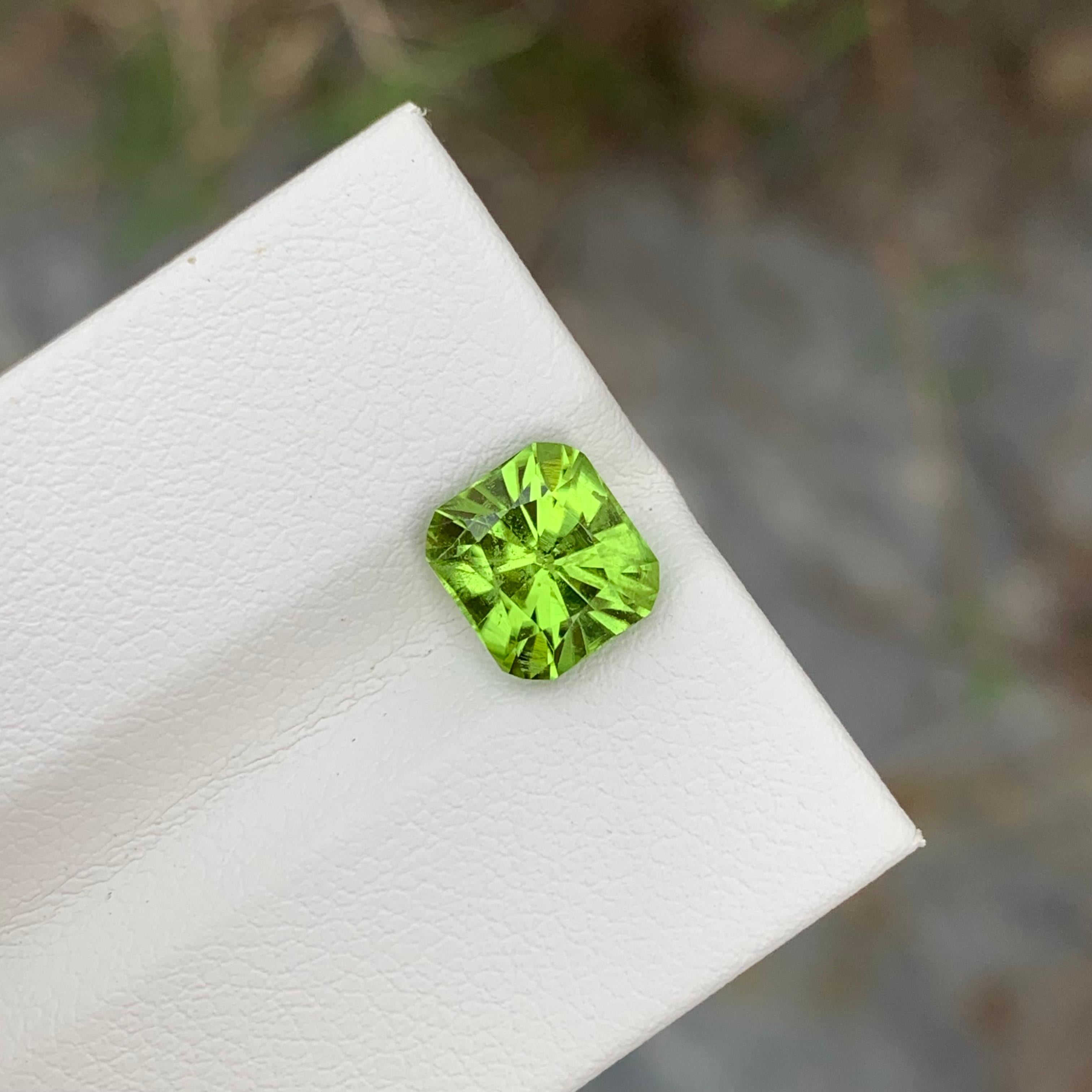 2.40 Carat Natural Apple Green Loose Peridot Cushion Shape Gem For Jewellery  For Sale 4