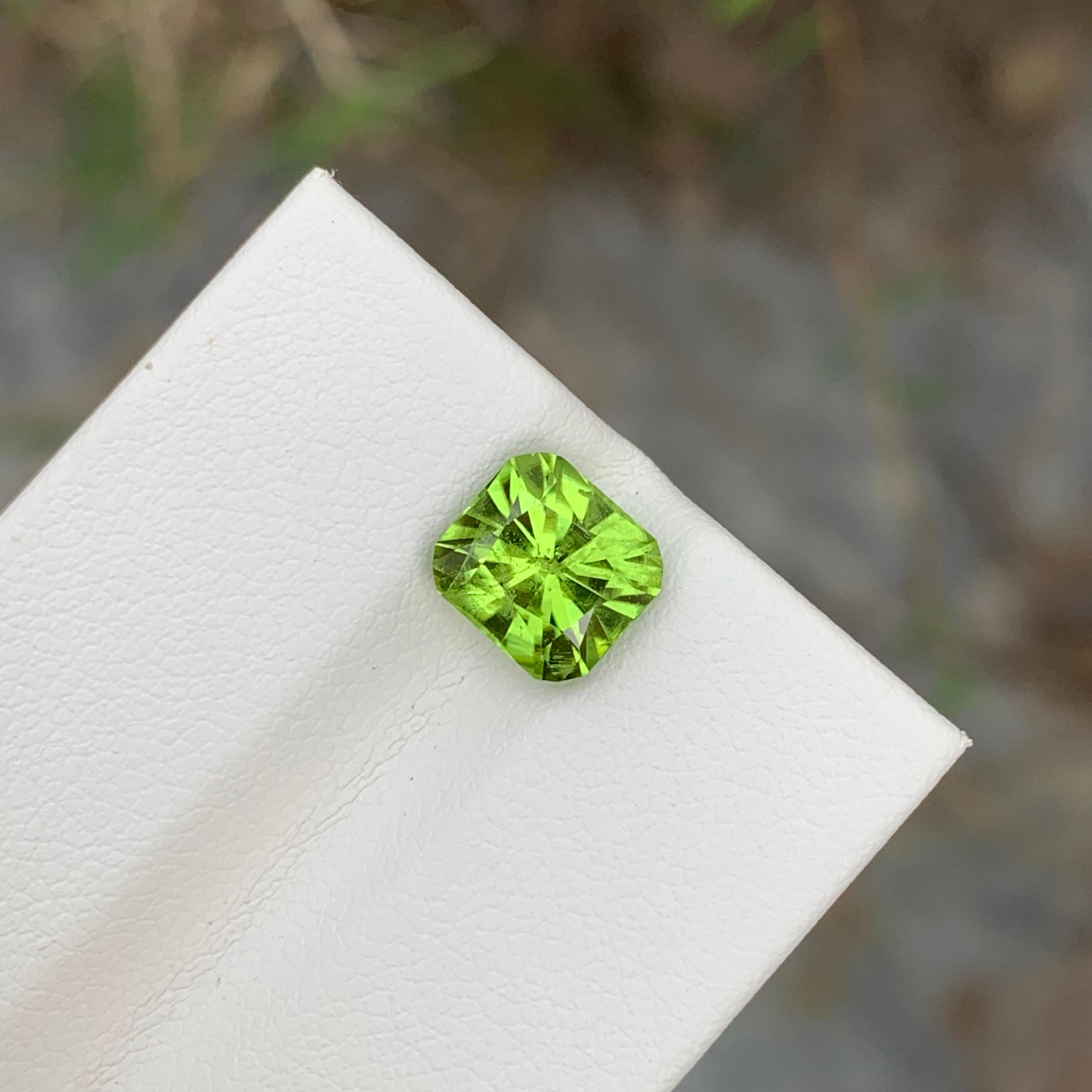 2.40 Carat Natural Apple Green Loose Peridot Cushion Shape Gem For Jewellery  In New Condition For Sale In Peshawar, PK