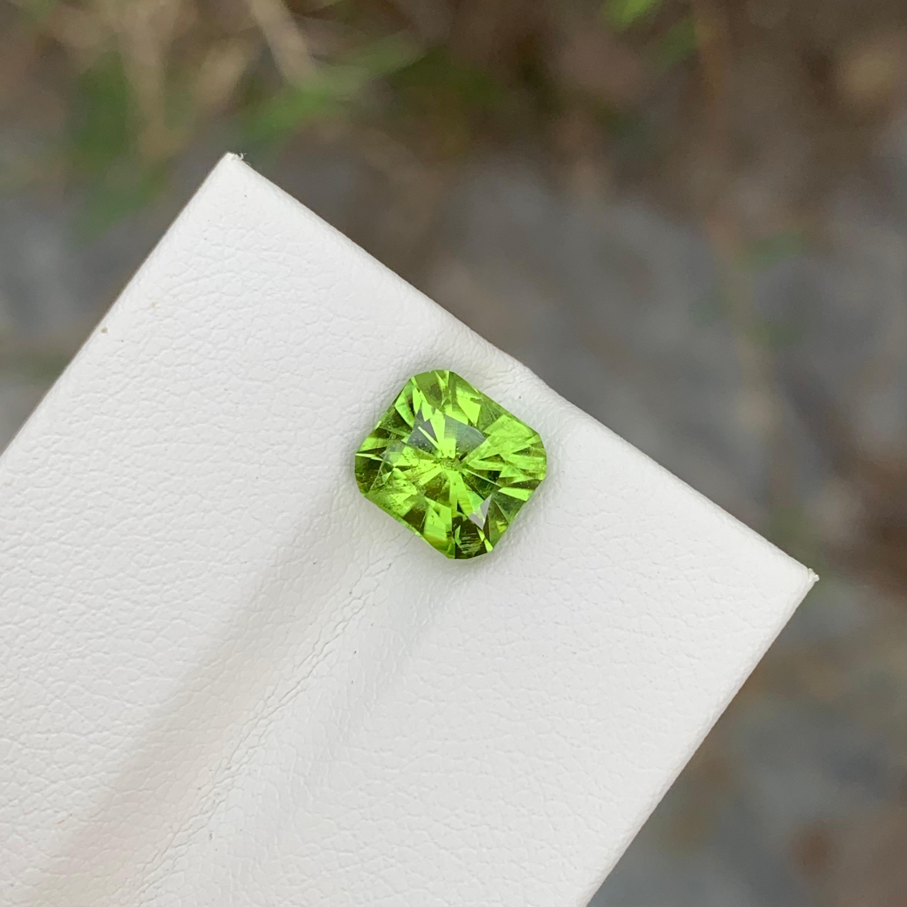 2.40 Carat Natural Apple Green Loose Peridot Cushion Shape Gem For Jewellery  For Sale 2