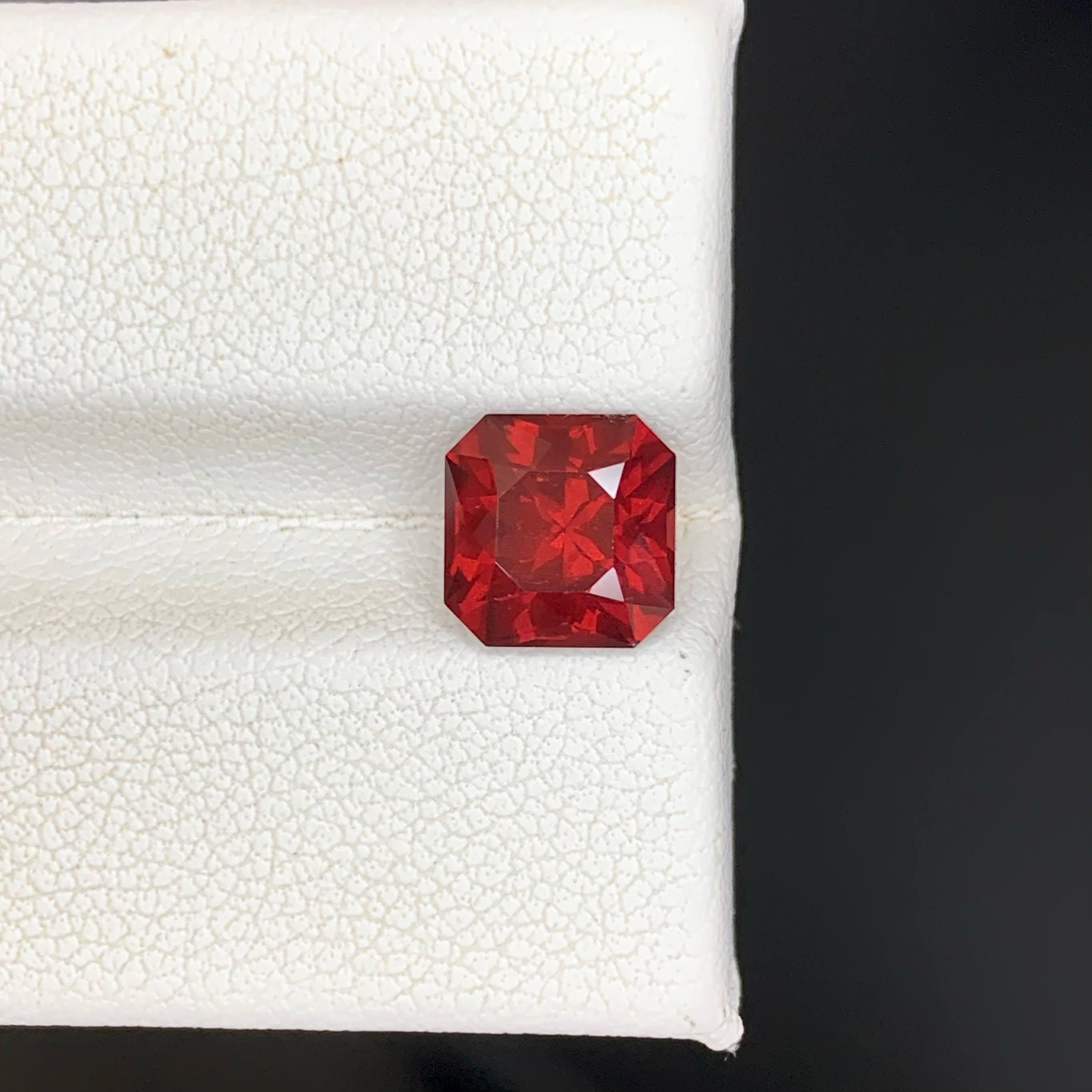 Gewicht 2,40 Karat 
Abmessungen 7.4x7.4x5.2mm
Behandlung Keine 
Herkunft Tansanisch 
Klarheit SI
Form Schnitt  Asscher 




Dieser 2,40 Karat schwere leuchtend rote Granat ist ein atemberaubender Edelstein, der für seine lebhafte, feurig rote Farbe