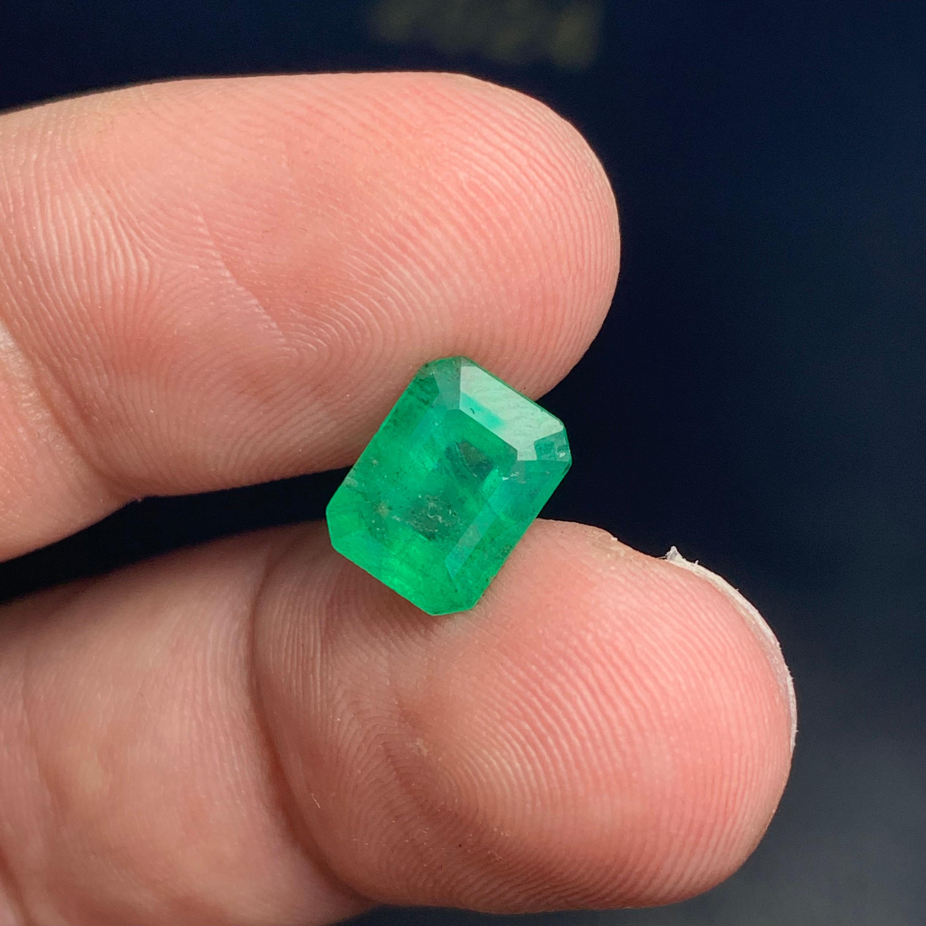 Gemma di smeraldo naturale sciolta da 2.40 carati proveniente dalla miniera dello Zambia, Africa In condizioni Nuovo in vendita a Peshawar, PK