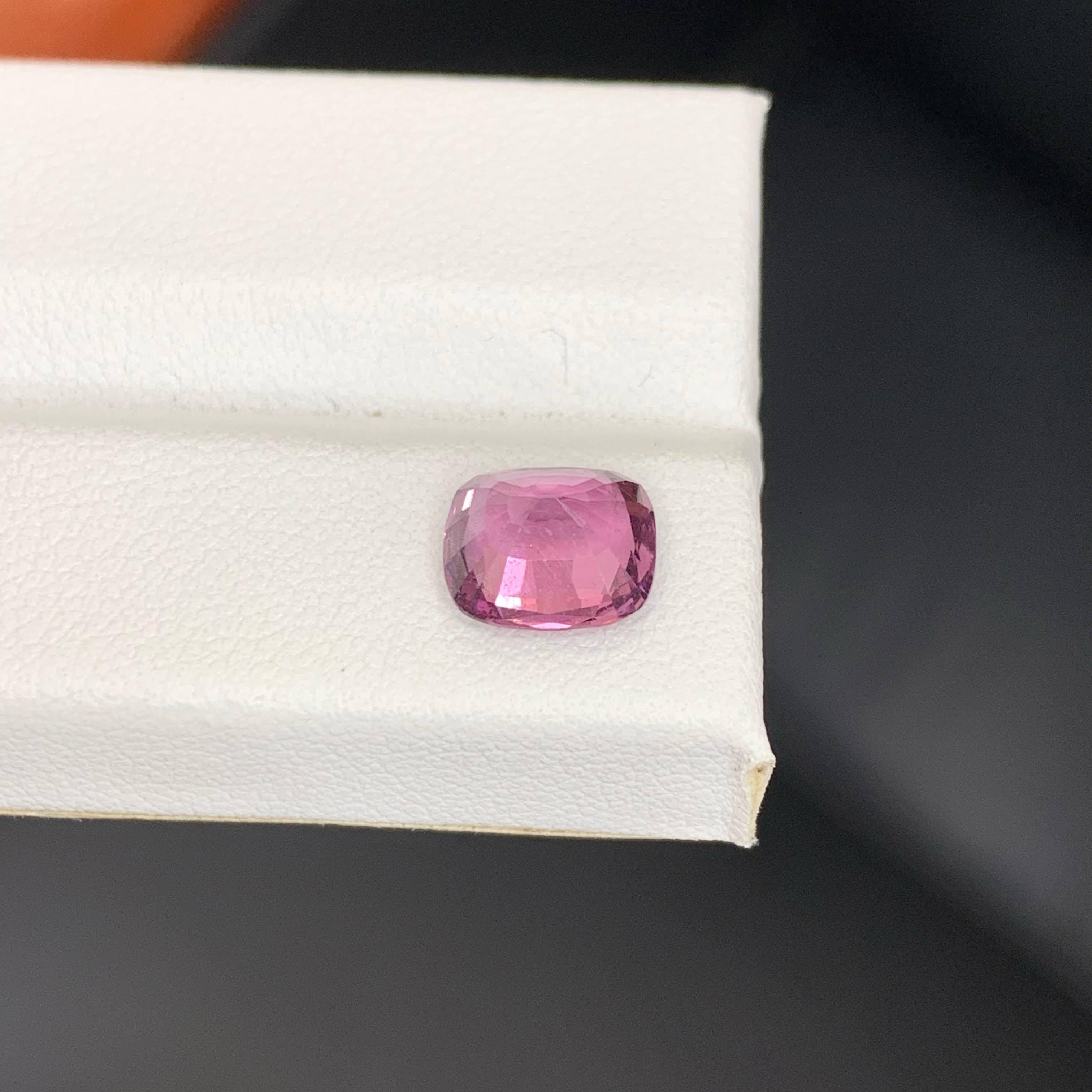 2.40 Carat Natural Loose Hot Pink Spinel Stone Cushion Cut Tanzanian Gemstone (pierre précieuse tanzanienne) en vente 5