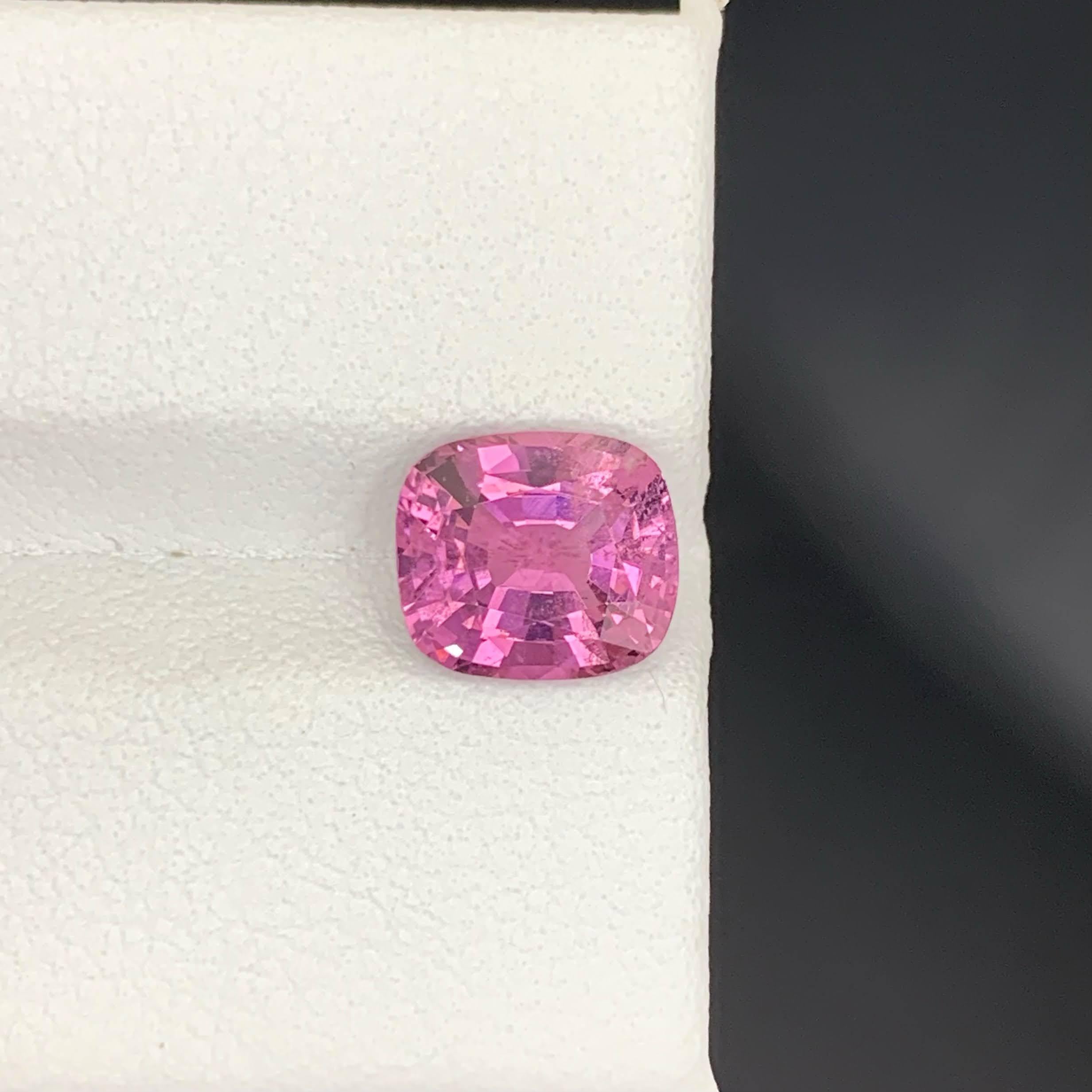 Poids 2,40 carats 
Dimensions 8,6x7,5x4,8mm
Traitement Aucun 
Origine Tanzanienne 
Clarté VVS 
Forme Coupe Coussin 




Ce spinelle rose vif de 2,40 carats, en vrac et naturel, séduit par sa teinte rose électrique vive et sa brillance