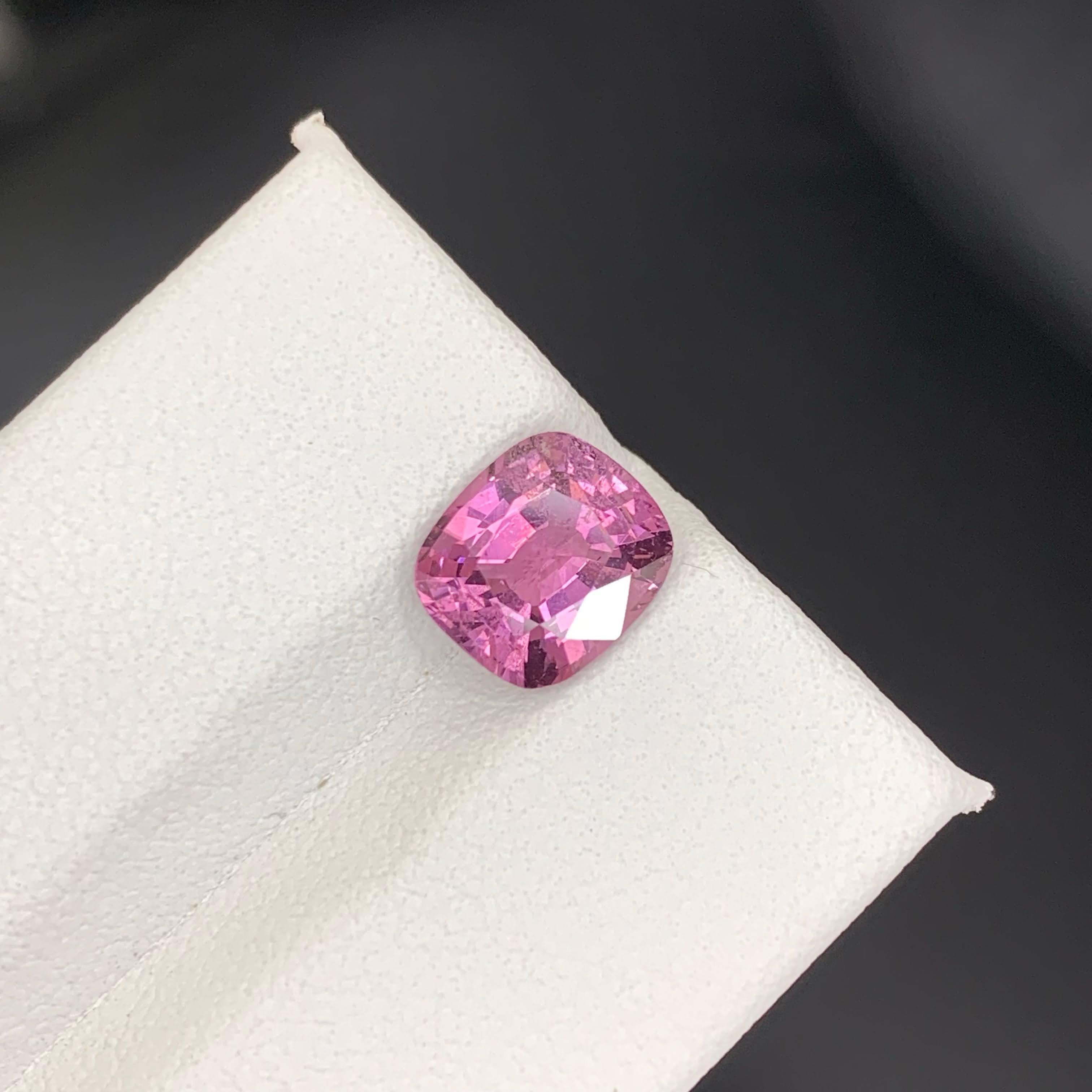 Moderne 2.40 Carat Natural Loose Hot Pink Spinel Stone Cushion Cut Tanzanian Gemstone (pierre précieuse tanzanienne) en vente