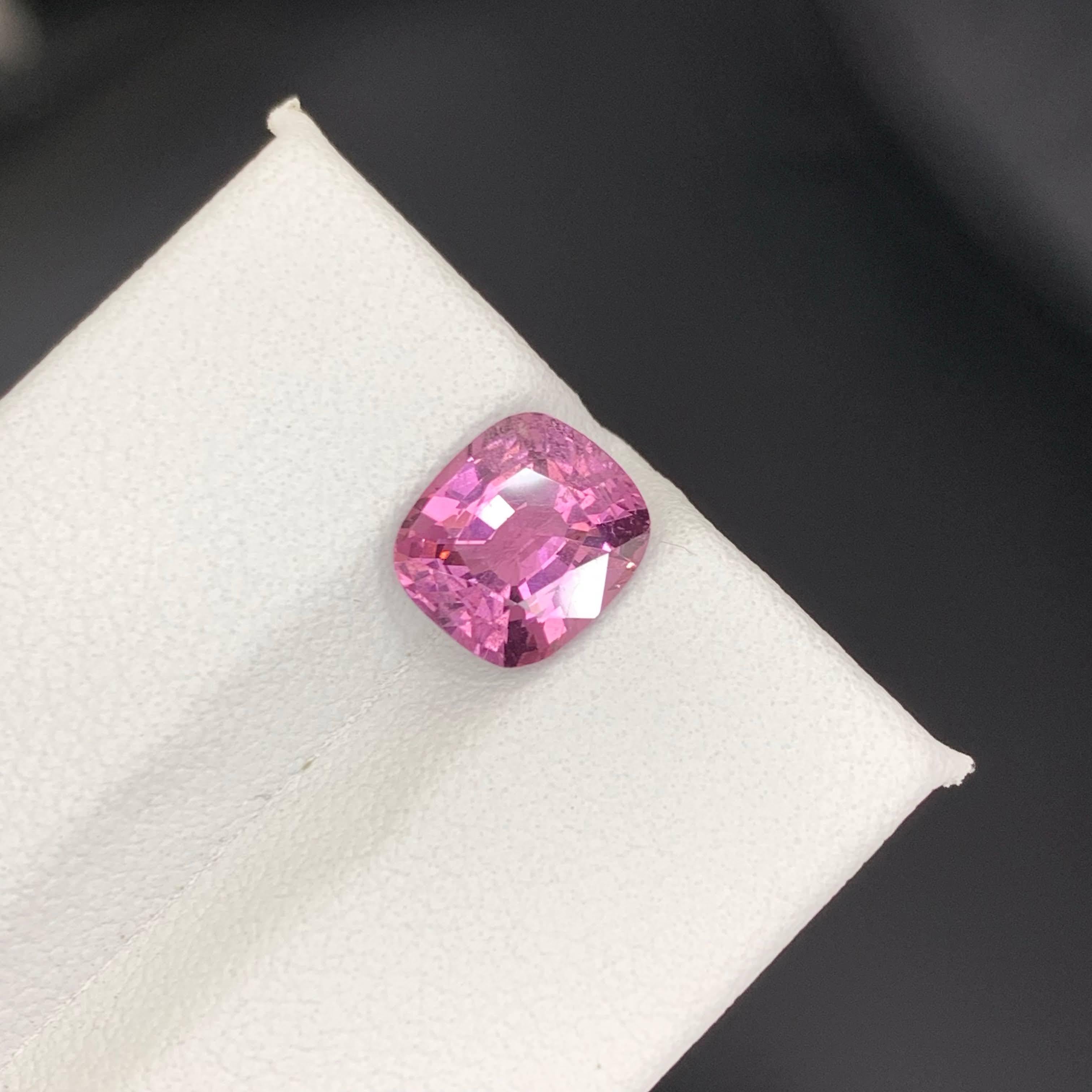 Taille coussin 2.40 Carat Natural Loose Hot Pink Spinel Stone Cushion Cut Tanzanian Gemstone (pierre précieuse tanzanienne) en vente