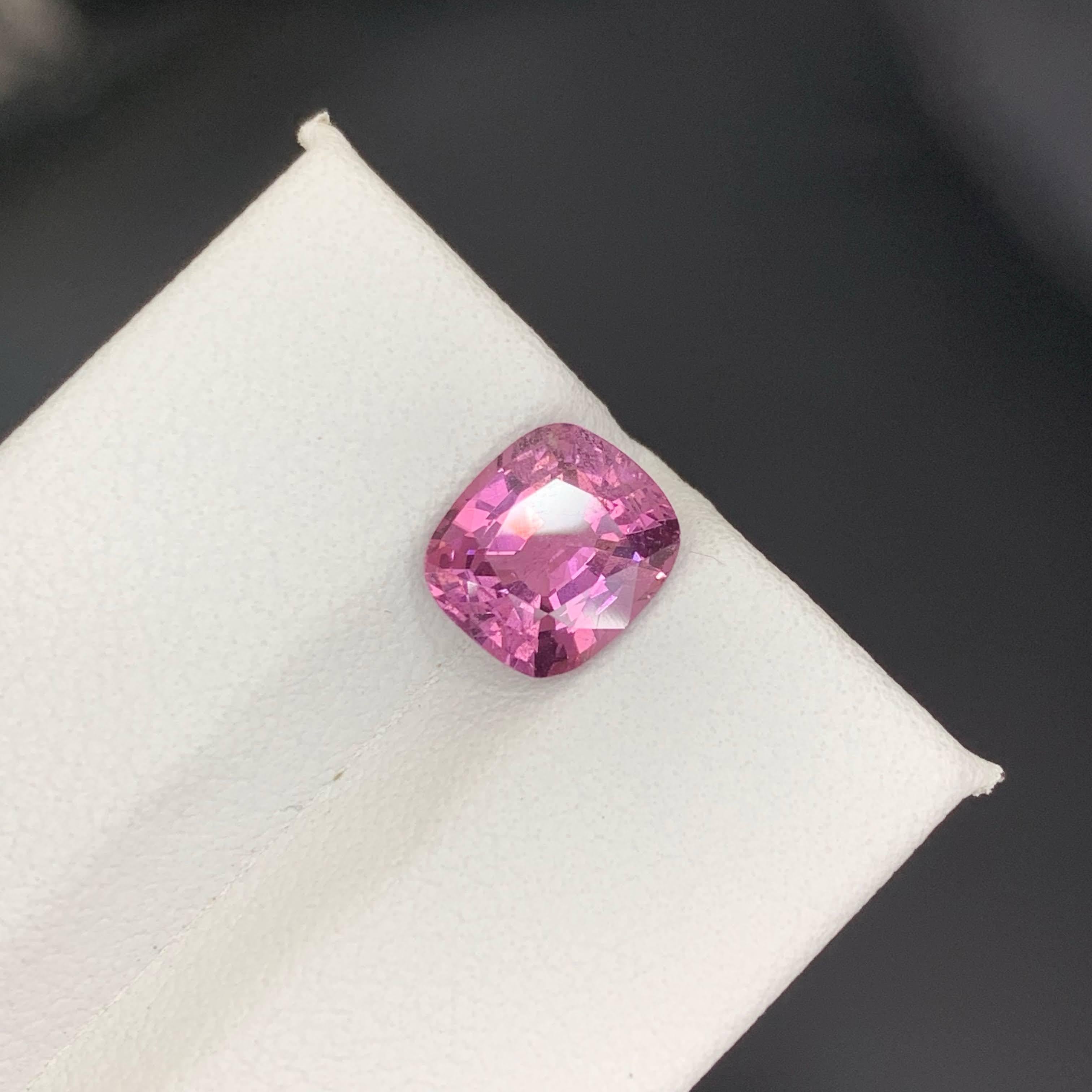 2.40 Carat Natural Loose Hot Pink Spinel Stone Cushion Cut Tanzanian Gemstone (pierre précieuse tanzanienne) Neuf - En vente à Bangkok, TH
