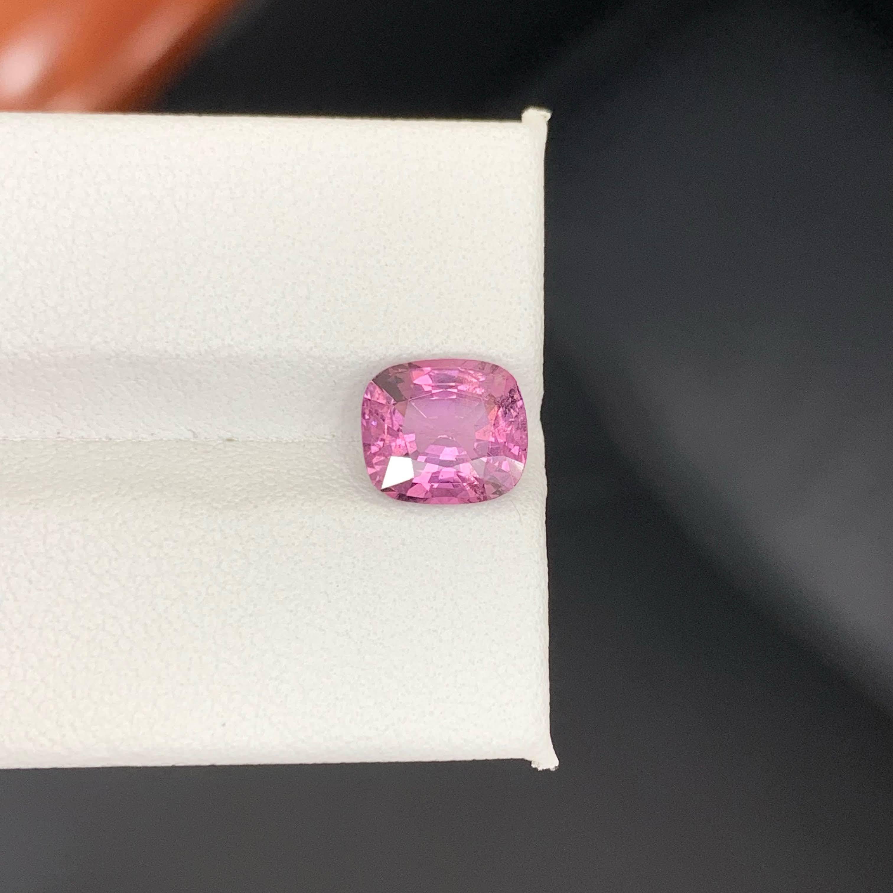 2.40 Carat Natural Loose Hot Pink Spinel Stone Cushion Cut Tanzanian Gemstone (pierre précieuse tanzanienne) Unisexe en vente