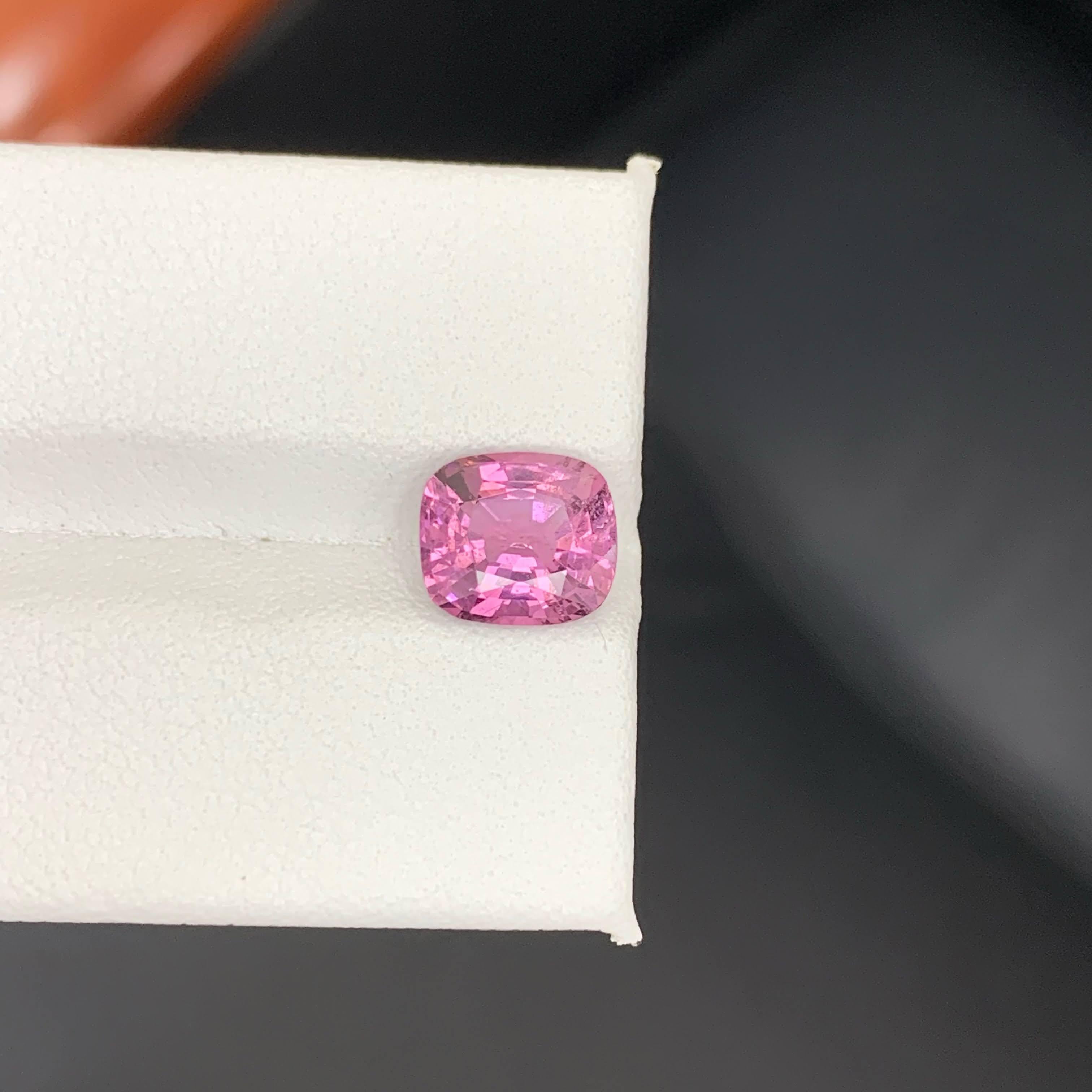 2.40 Carat Natural Loose Hot Pink Spinel Stone Cushion Cut Tanzanian Gemstone (pierre précieuse tanzanienne) en vente 1