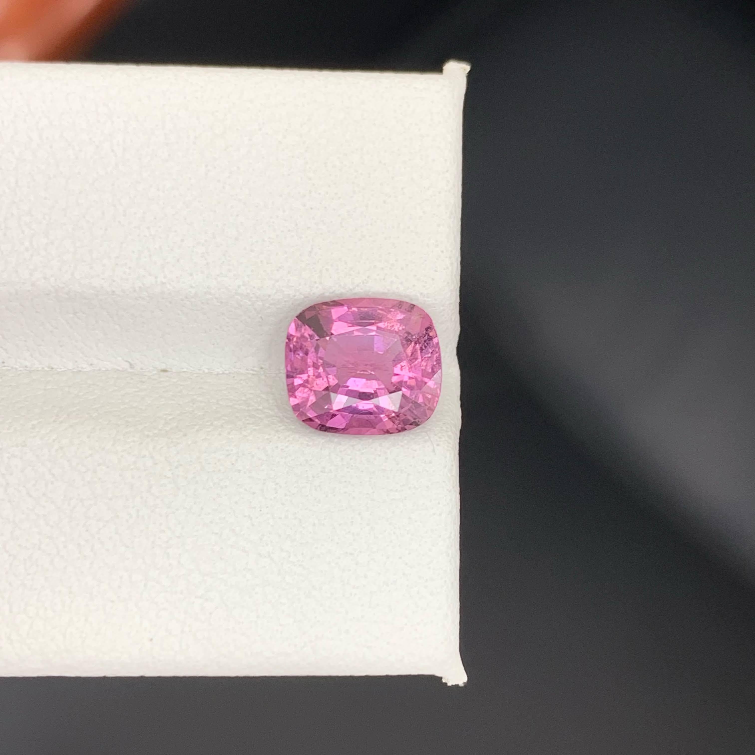 2.40 Carat Natural Loose Hot Pink Spinel Stone Cushion Cut Tanzanian Gemstone (pierre précieuse tanzanienne) en vente 2