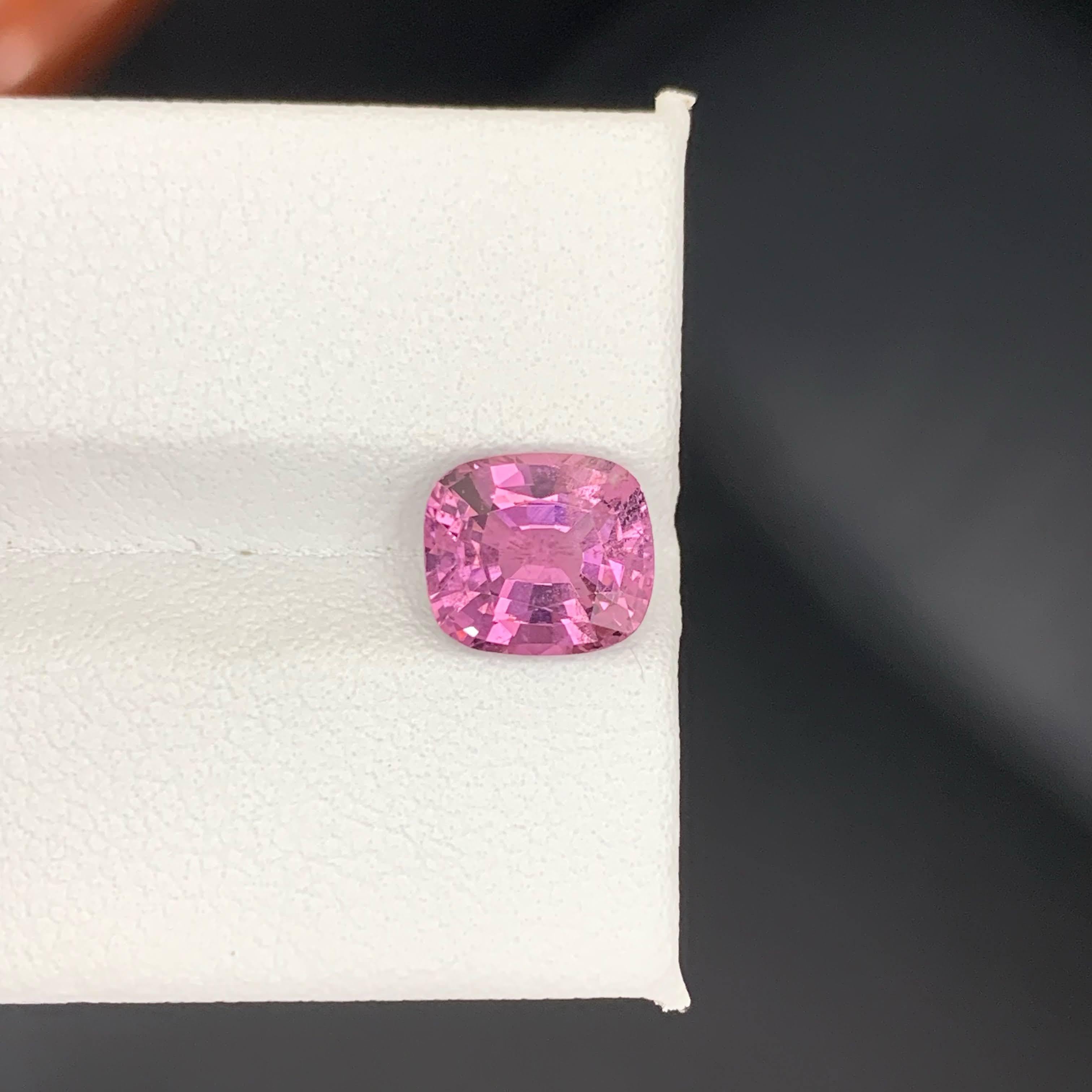 2.40 Carat Natural Loose Hot Pink Spinel Stone Cushion Cut Tanzanian Gemstone (pierre précieuse tanzanienne) en vente 3