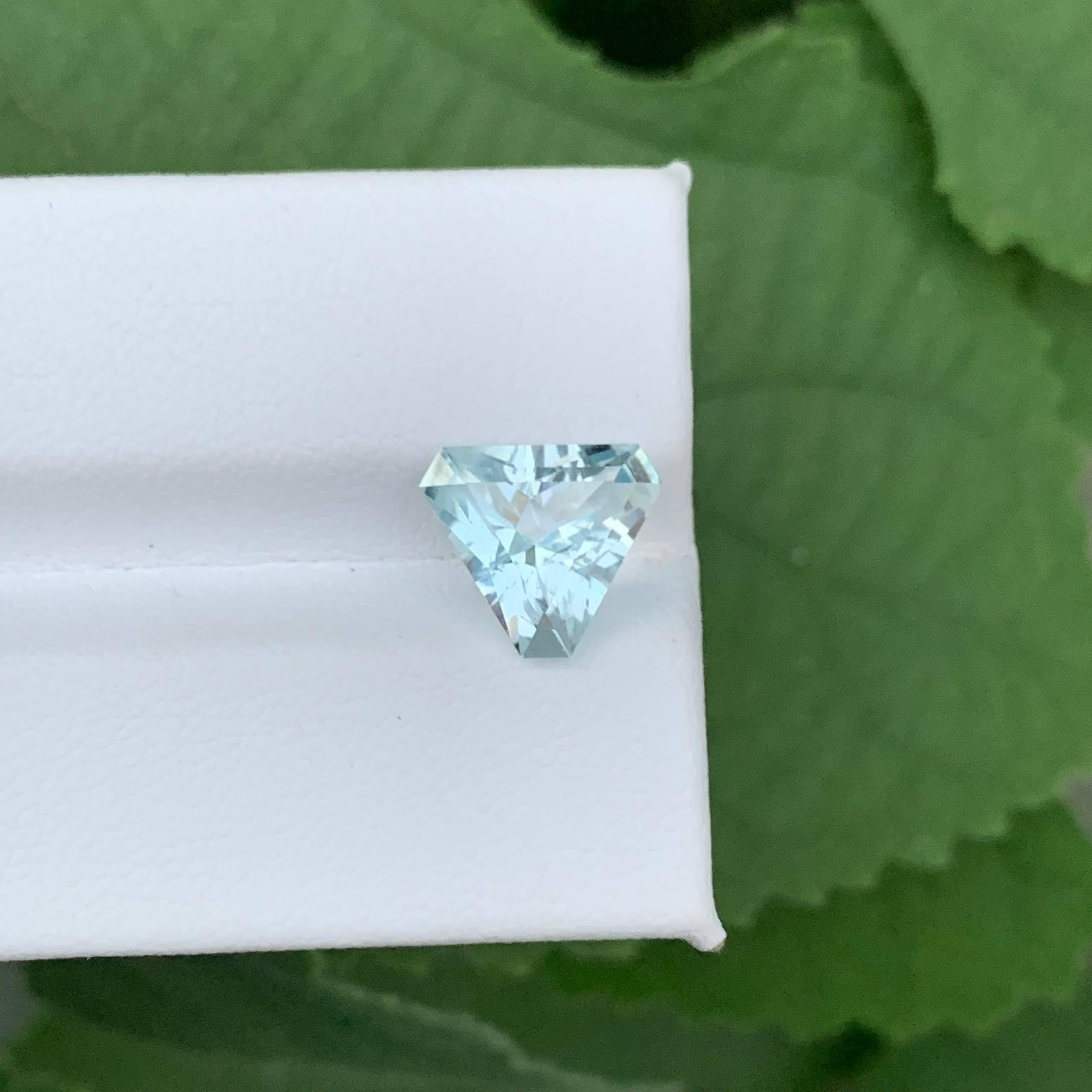 2.40 Carat Natural Loose Light Blue Aquamarine Trilliant Cut Pakistani Gemstone In New Condition For Sale In Bangkok, TH
