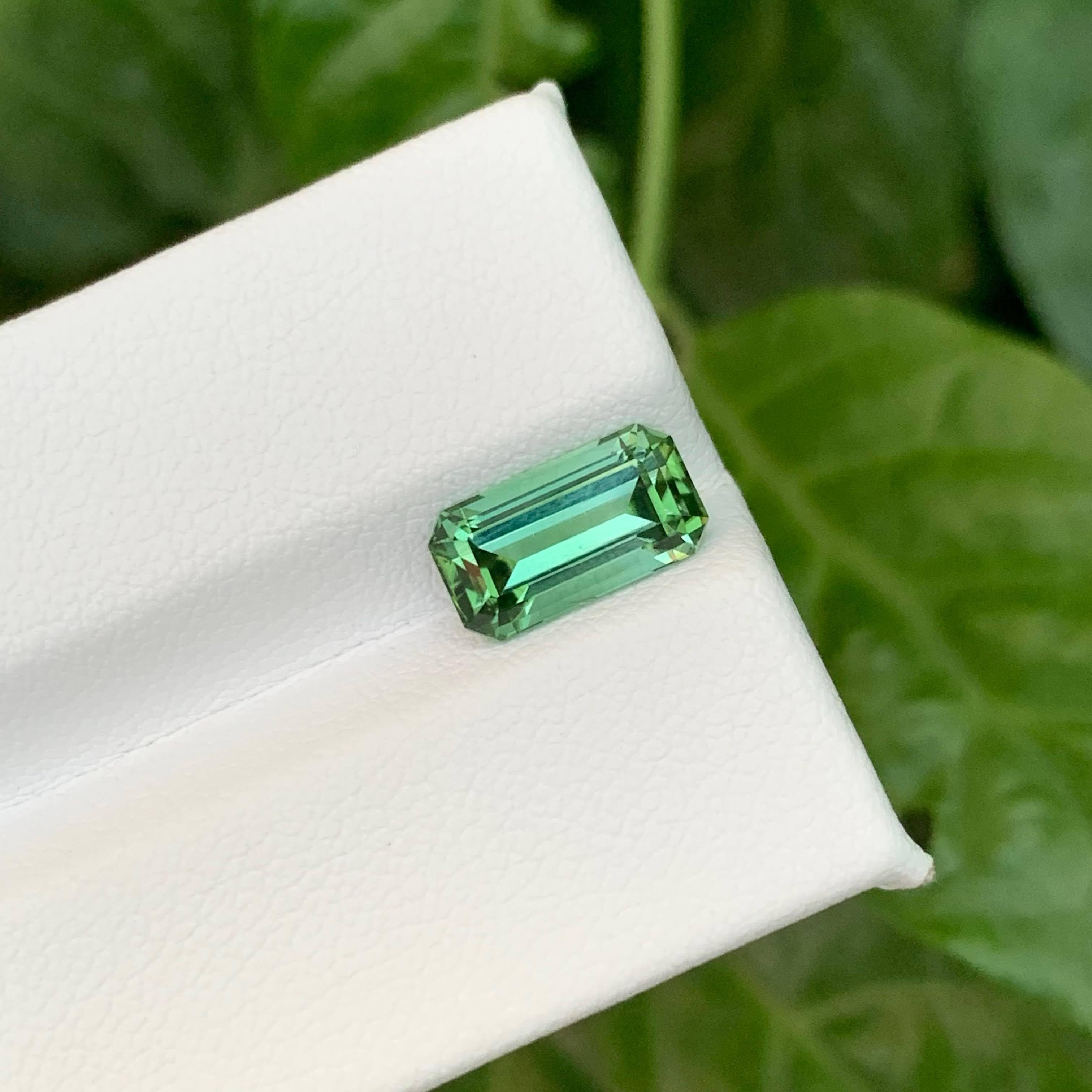 2.40 carati di tormalina verde chiaro naturale sfusa con taglio a smeraldo Gemma afgana in vendita 5