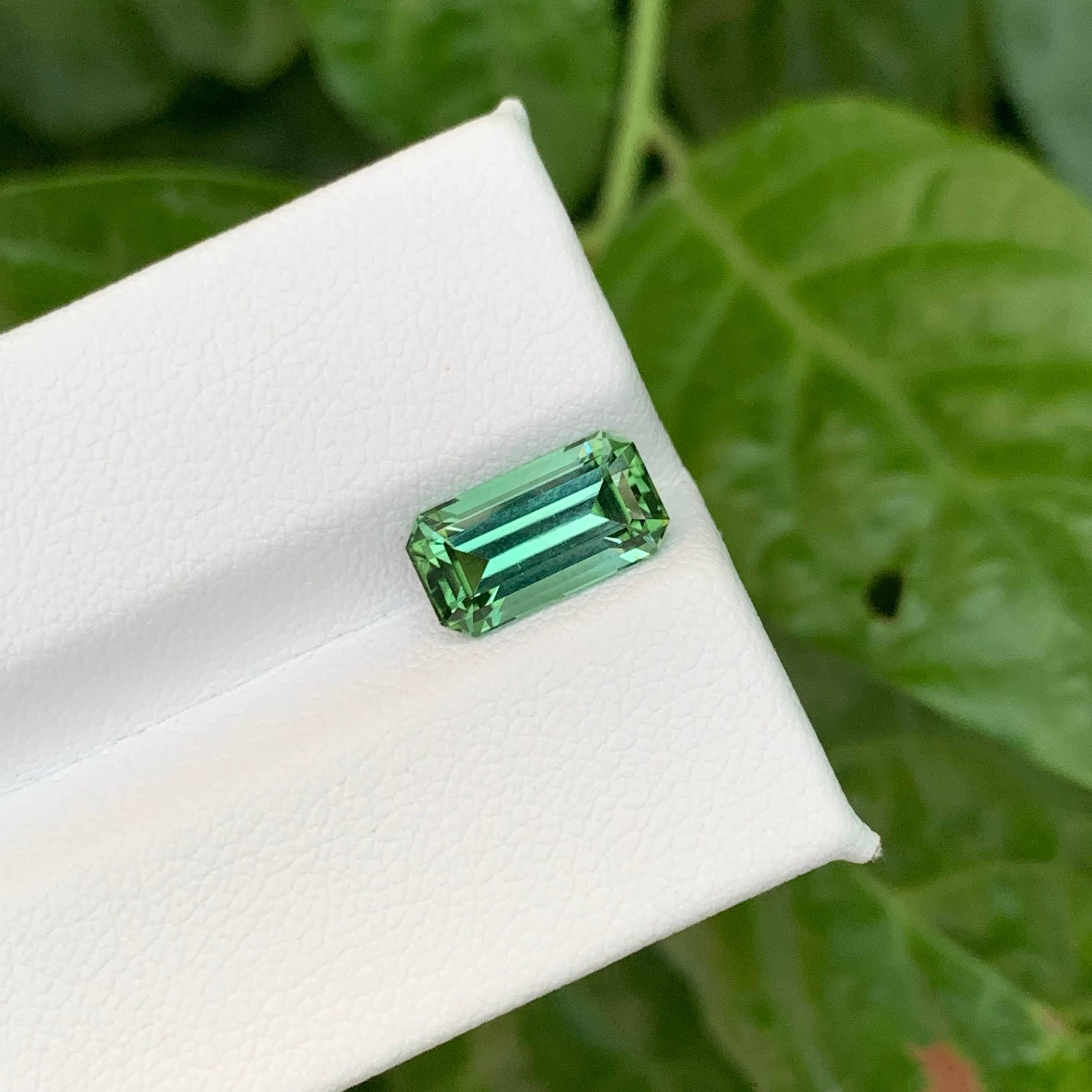 Moderno 2.40 carati di tormalina verde chiaro naturale sfusa con taglio a smeraldo Gemma afgana in vendita