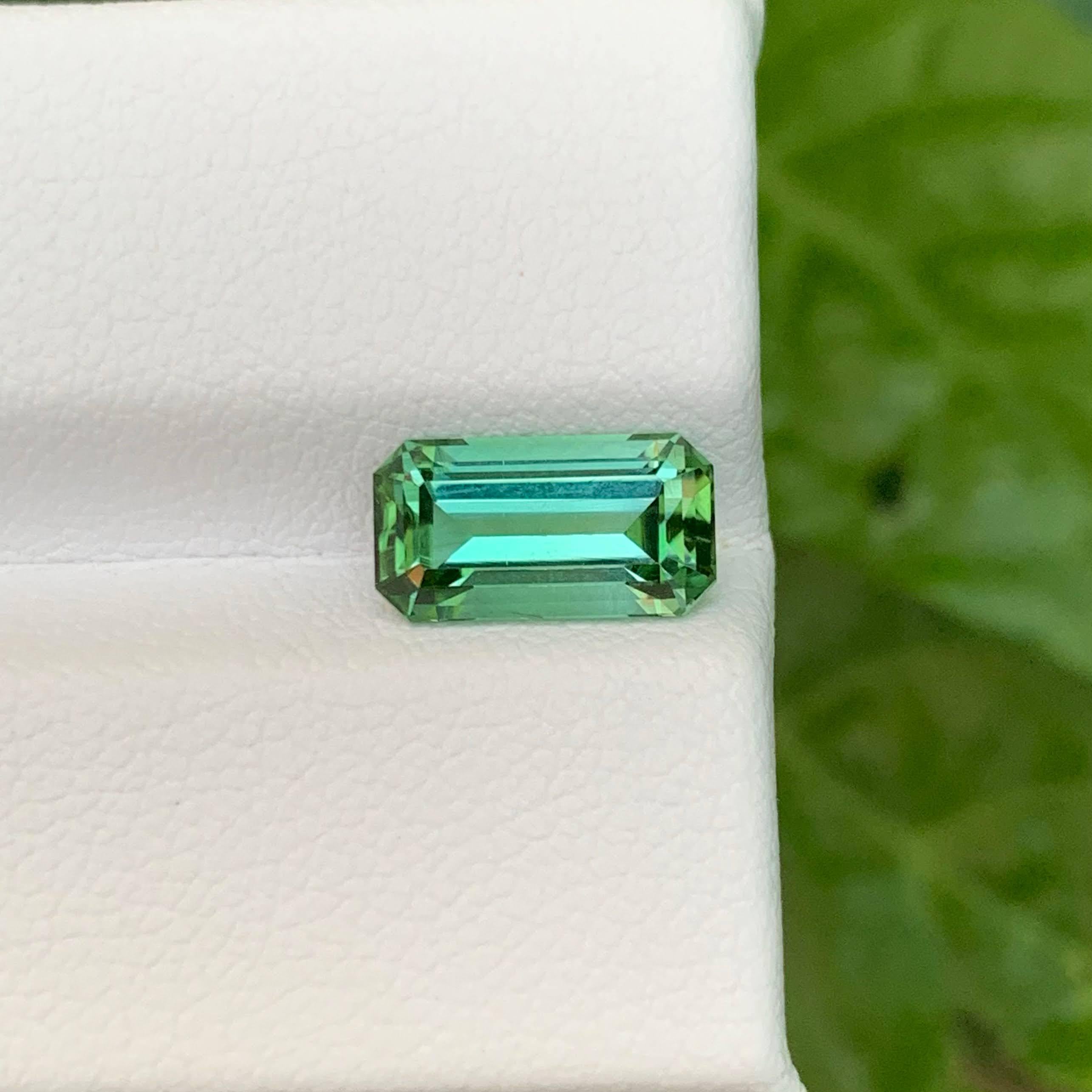 Taglio smeraldo 2.40 carati di tormalina verde chiaro naturale sfusa con taglio a smeraldo Gemma afgana in vendita