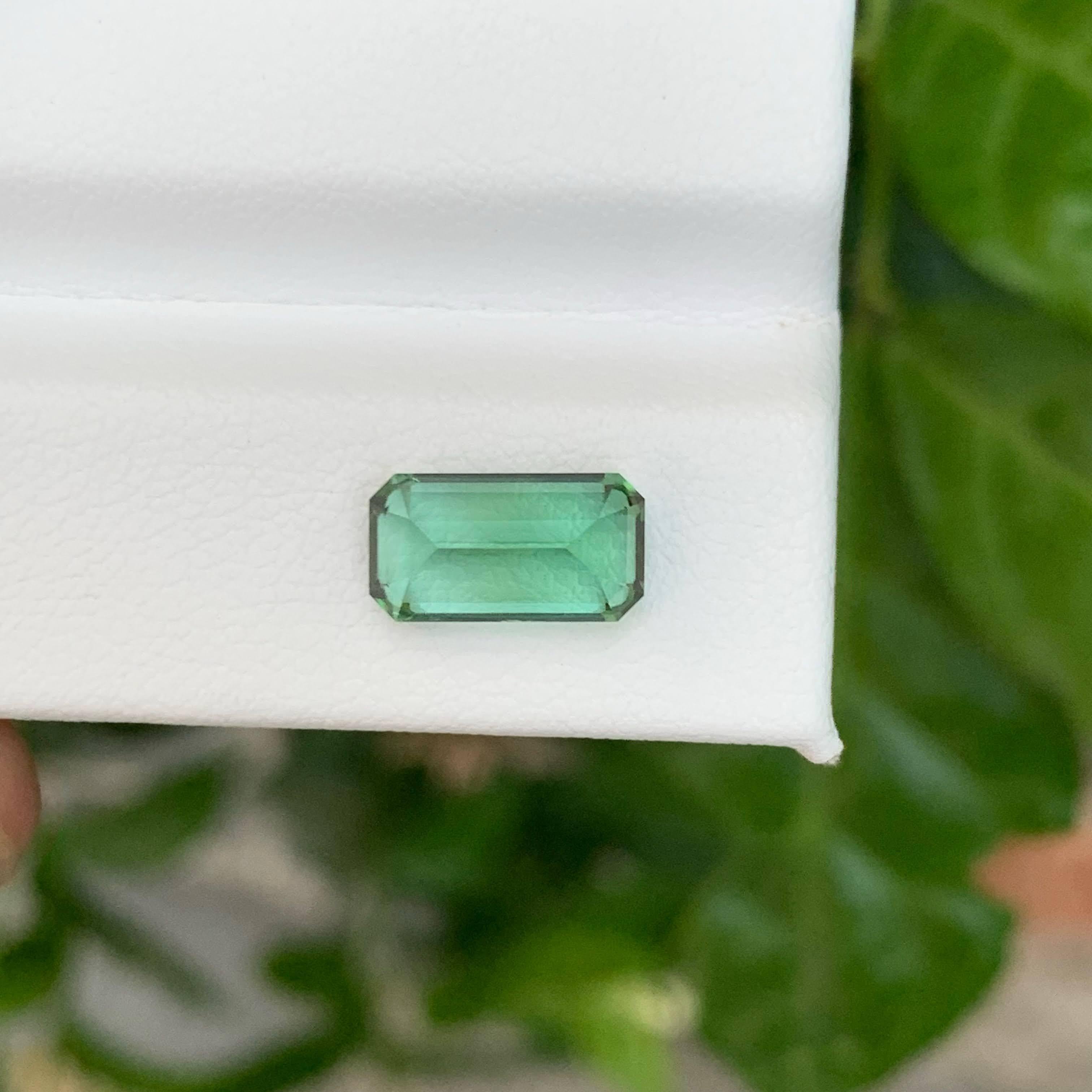 2.40 carati di tormalina verde chiaro naturale sfusa con taglio a smeraldo Gemma afgana In condizioni Nuovo in vendita a Bangkok, TH