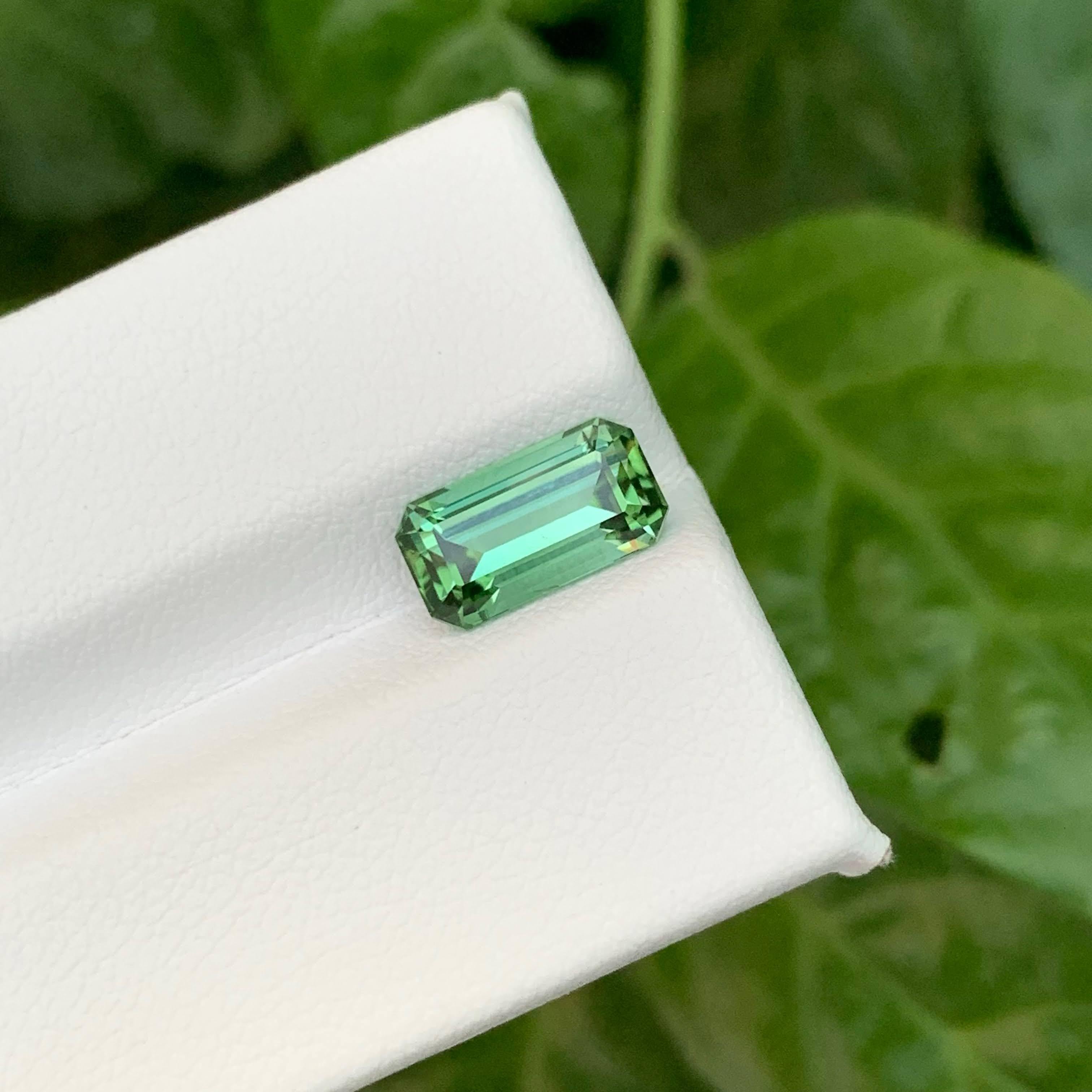 da uomo o donna 2.40 carati di tormalina verde chiaro naturale sfusa con taglio a smeraldo Gemma afgana in vendita
