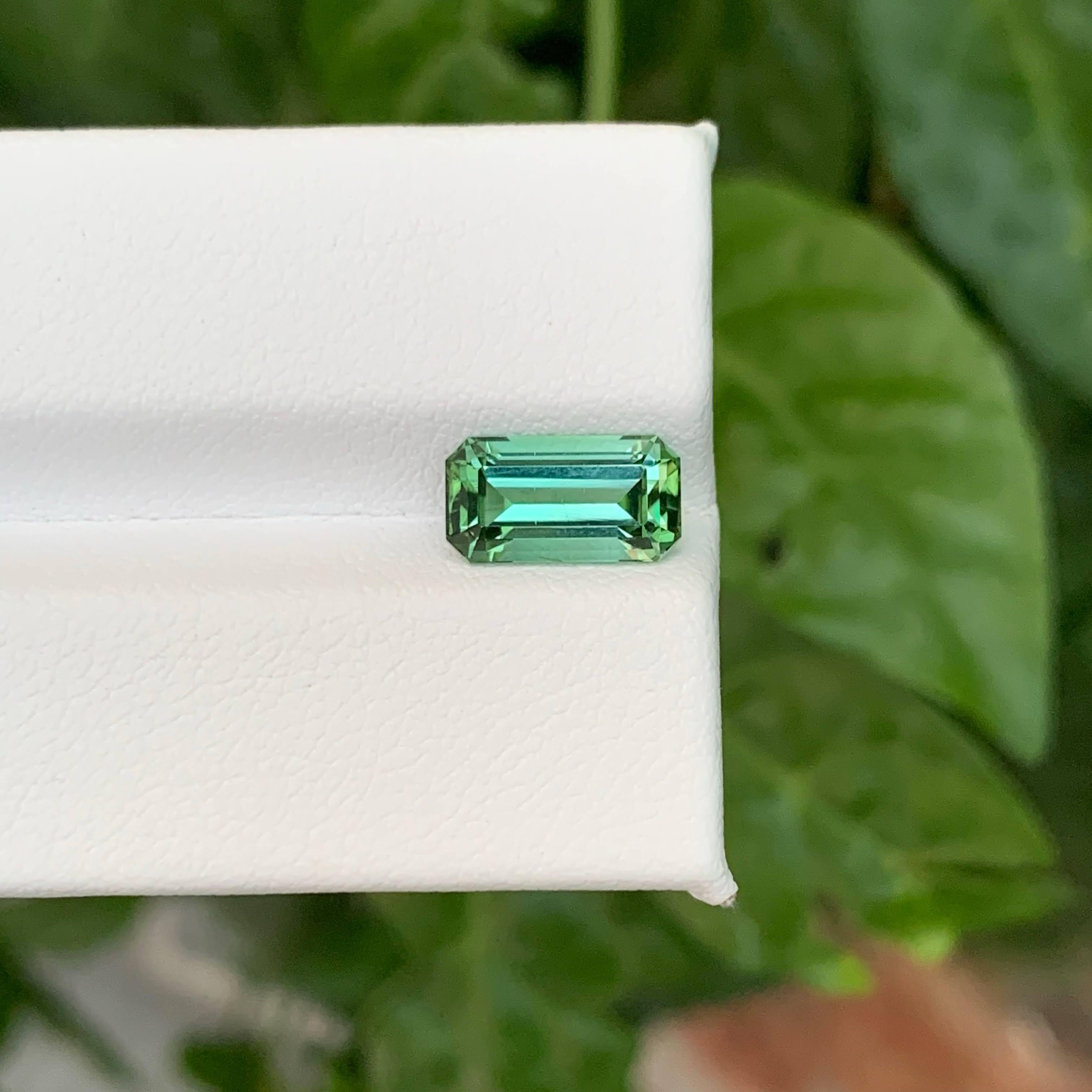 2.40 carati di tormalina verde chiaro naturale sfusa con taglio a smeraldo Gemma afgana in vendita 3