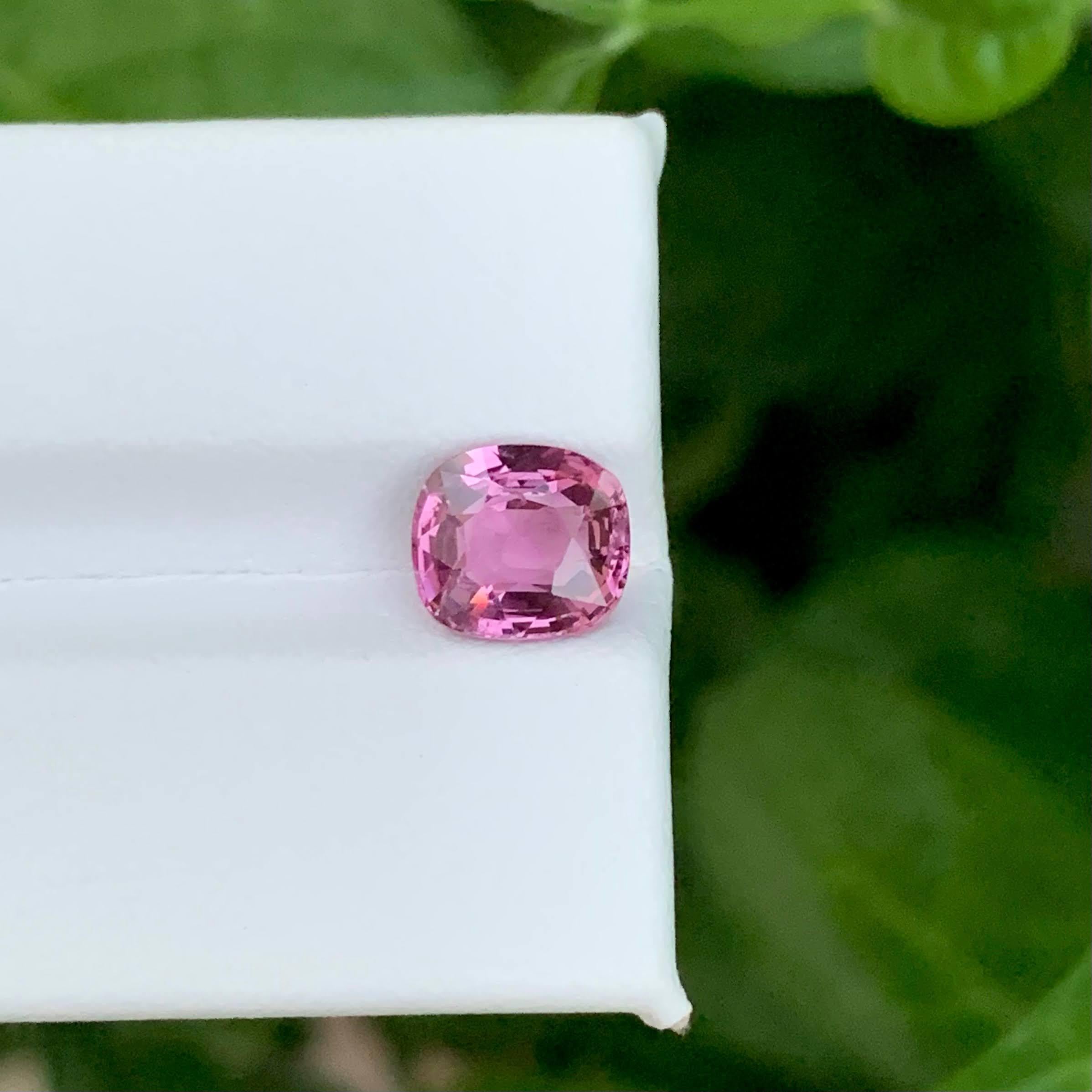 Gewicht 2,40 Karat 
Abmessungen 8,2x7,3x4,5mm
Behandlung Keine 
Herkunft Tansania
Klarheit VVS 
Form Schnitt Kissen 





Dieser 2,40 Karat schwere, lose rosa Spinell ist ein bezaubernder Edelstein, der aus den reichen Minen Tansanias stammt, die