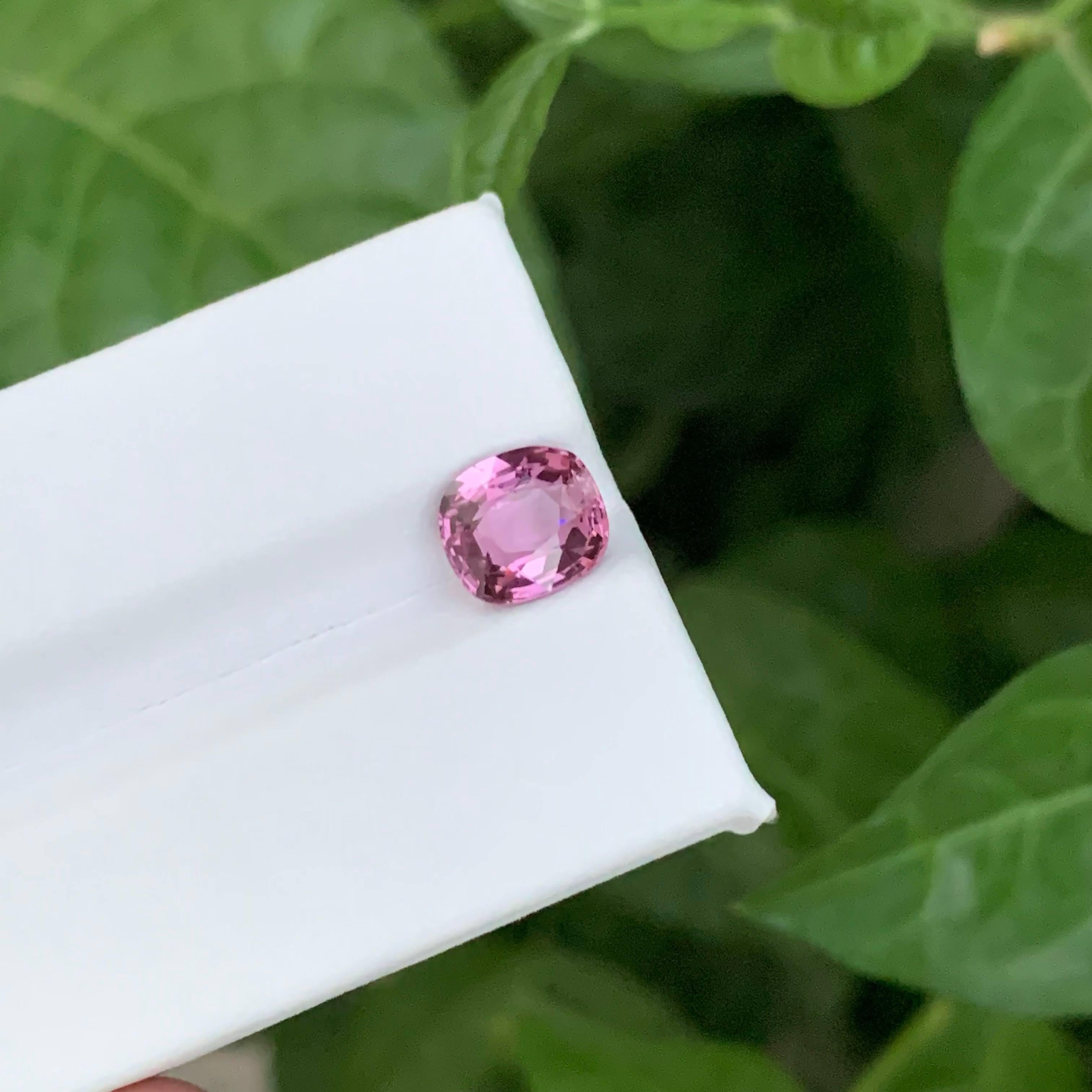 2.40 Karat Natürlicher Loser Rosa Spinell Stein Kissenschliff Tansanischer Edelstein im Zustand „Neu“ im Angebot in Bangkok, TH